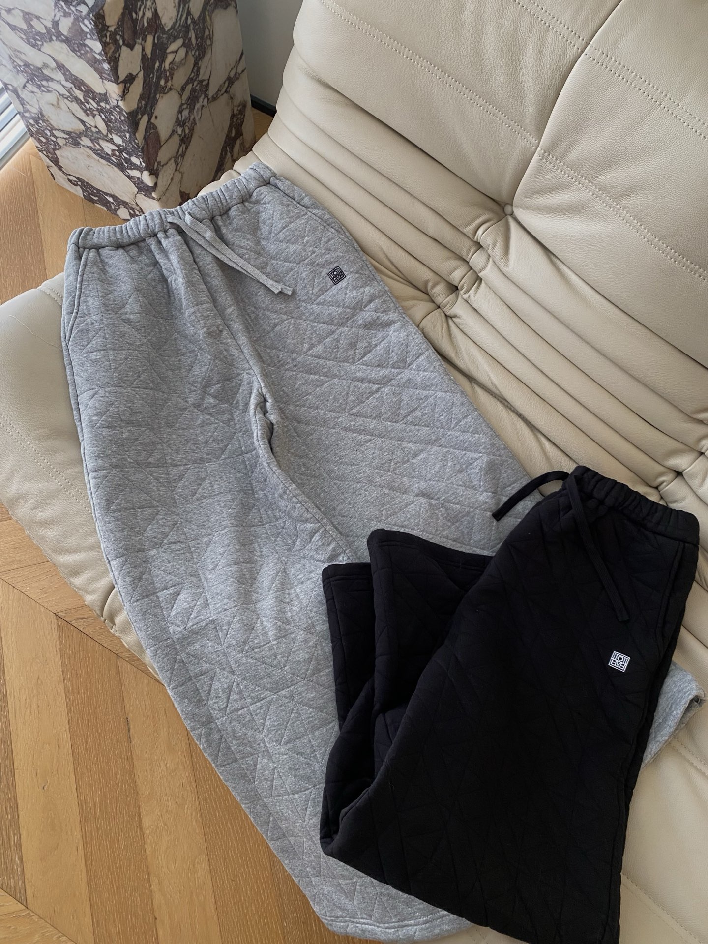 25。F秋冬 慵懒休闲棉棉菱格裤 一款能把时髦与保暖融为一体的裤子 菱格衔缝质感秒出摸上去富有厚度与弹性