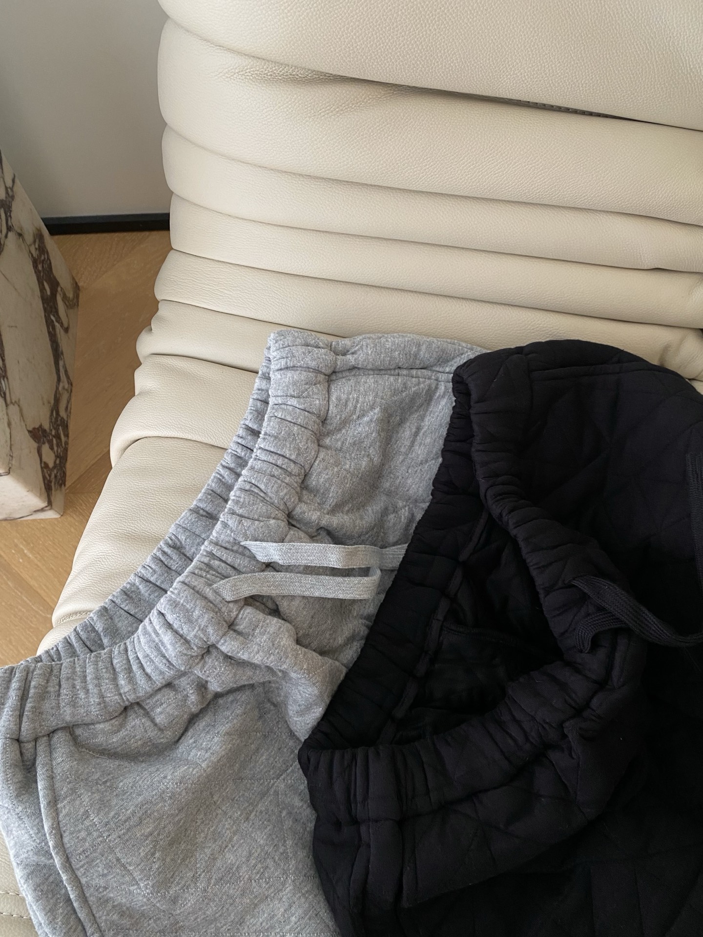 25。F秋冬 慵懒休闲棉棉菱格裤 一款能把时髦与保暖融为一体的裤子 菱格衔缝质感秒出摸上去富有厚度与弹性