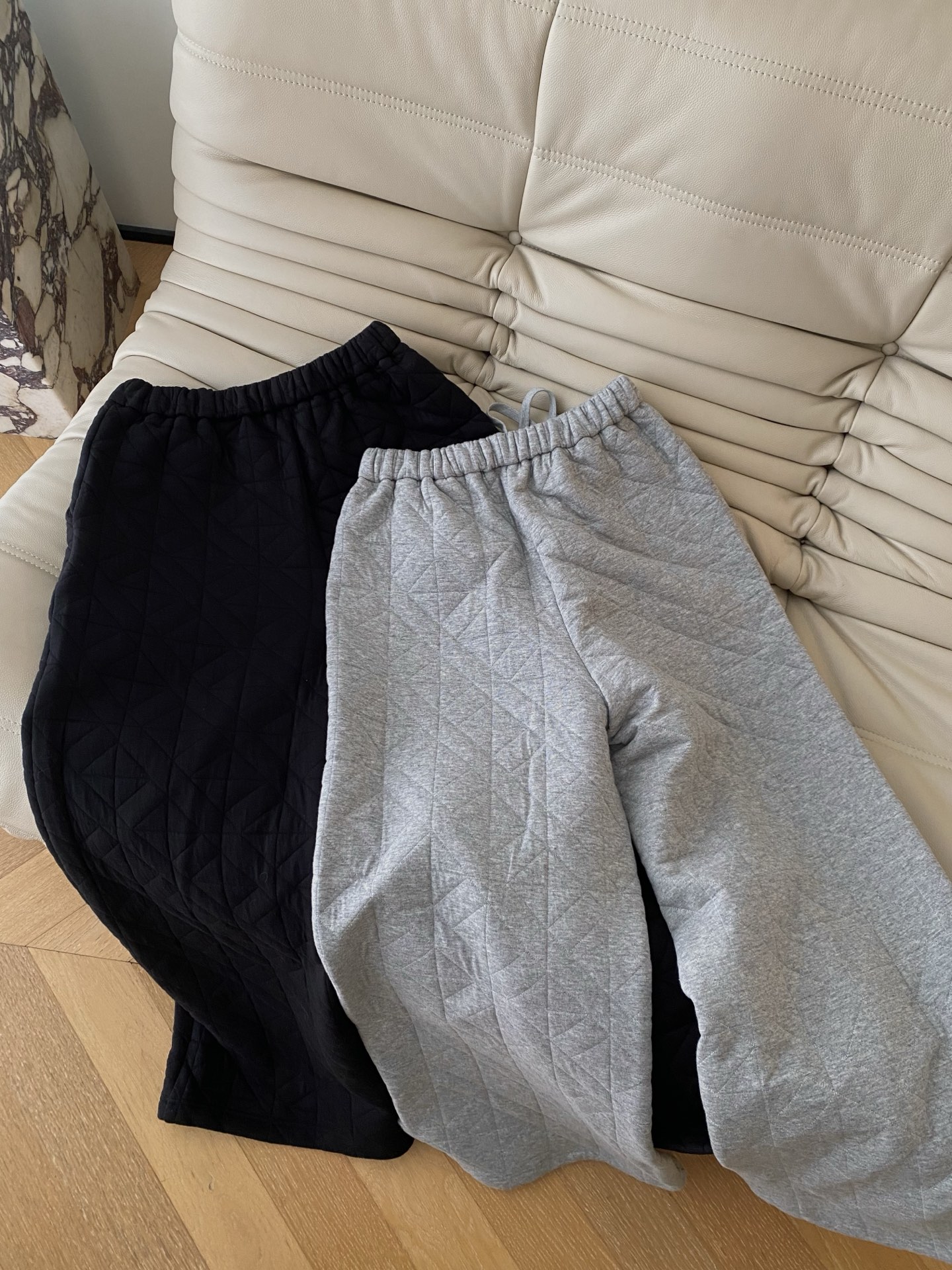 25。F秋冬 慵懒休闲棉棉菱格裤 一款能把时髦与保暖融为一体的裤子 菱格衔缝质感秒出摸上去富有厚度与弹性