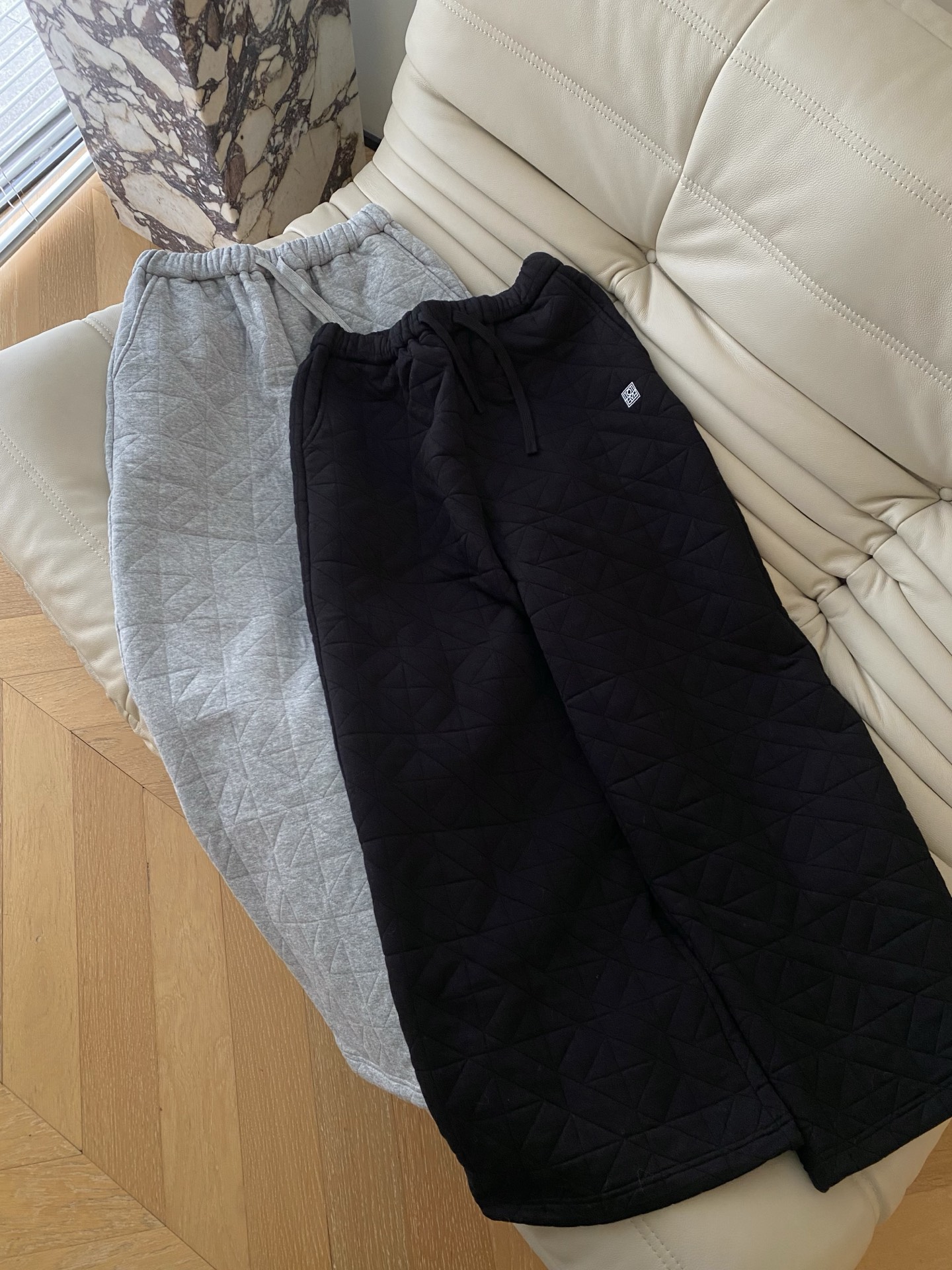 25。F秋冬 慵懒休闲棉棉菱格裤 一款能把时髦与保暖融为一体的裤子 菱格衔缝质感秒出摸上去富有厚度与弹性