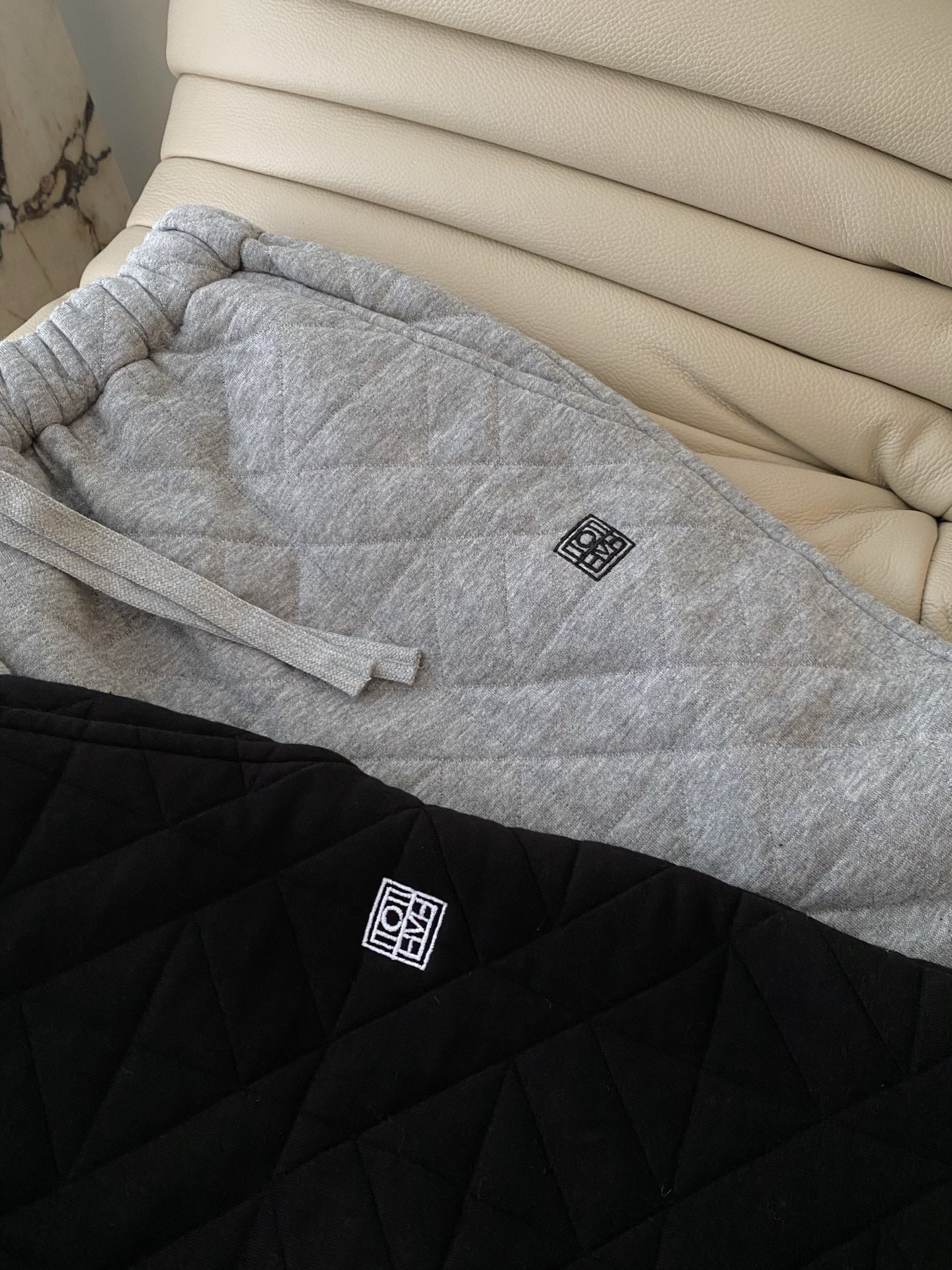 25。F秋冬 慵懒休闲棉棉菱格裤 一款能把时髦与保暖融为一体的裤子 菱格衔缝质感秒出摸上去富有厚度与弹性