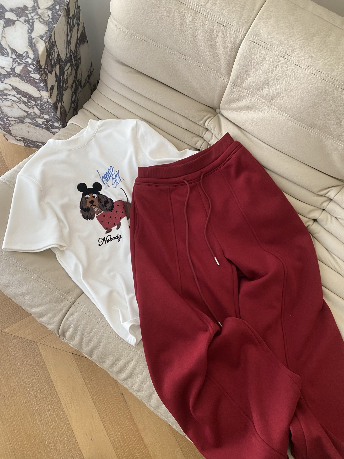 25。F秋冬 新款赵露思腊肠狗磨毛T恤 手感软糯细腻 手感非常舒服 质感超强 大身俏皮腊肠狗图案童趣减龄