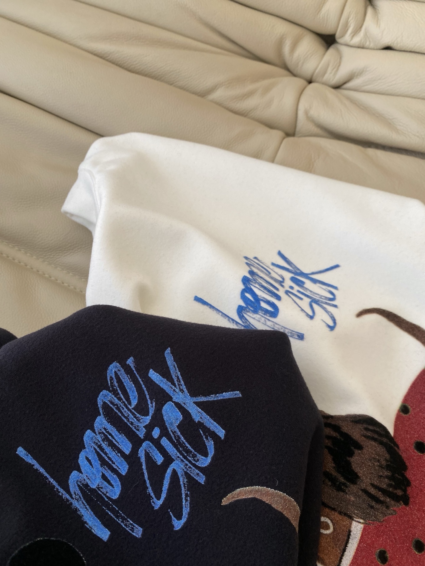 25。F秋冬 新款赵露思腊肠狗磨毛T恤 手感软糯细腻 手感非常舒服 质感超强 大身俏皮腊肠狗图案童趣减龄