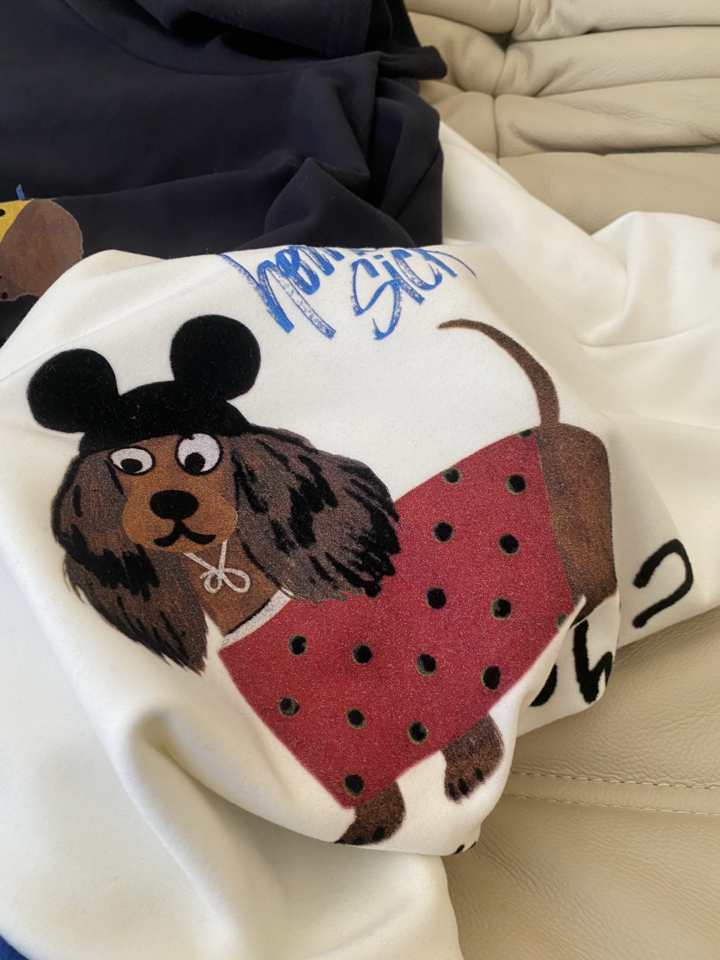 25。F秋冬 新款赵露思腊肠狗磨毛T恤 手感软糯细腻 手感非常舒服 质感超强 大身俏皮腊肠狗图案童趣减龄