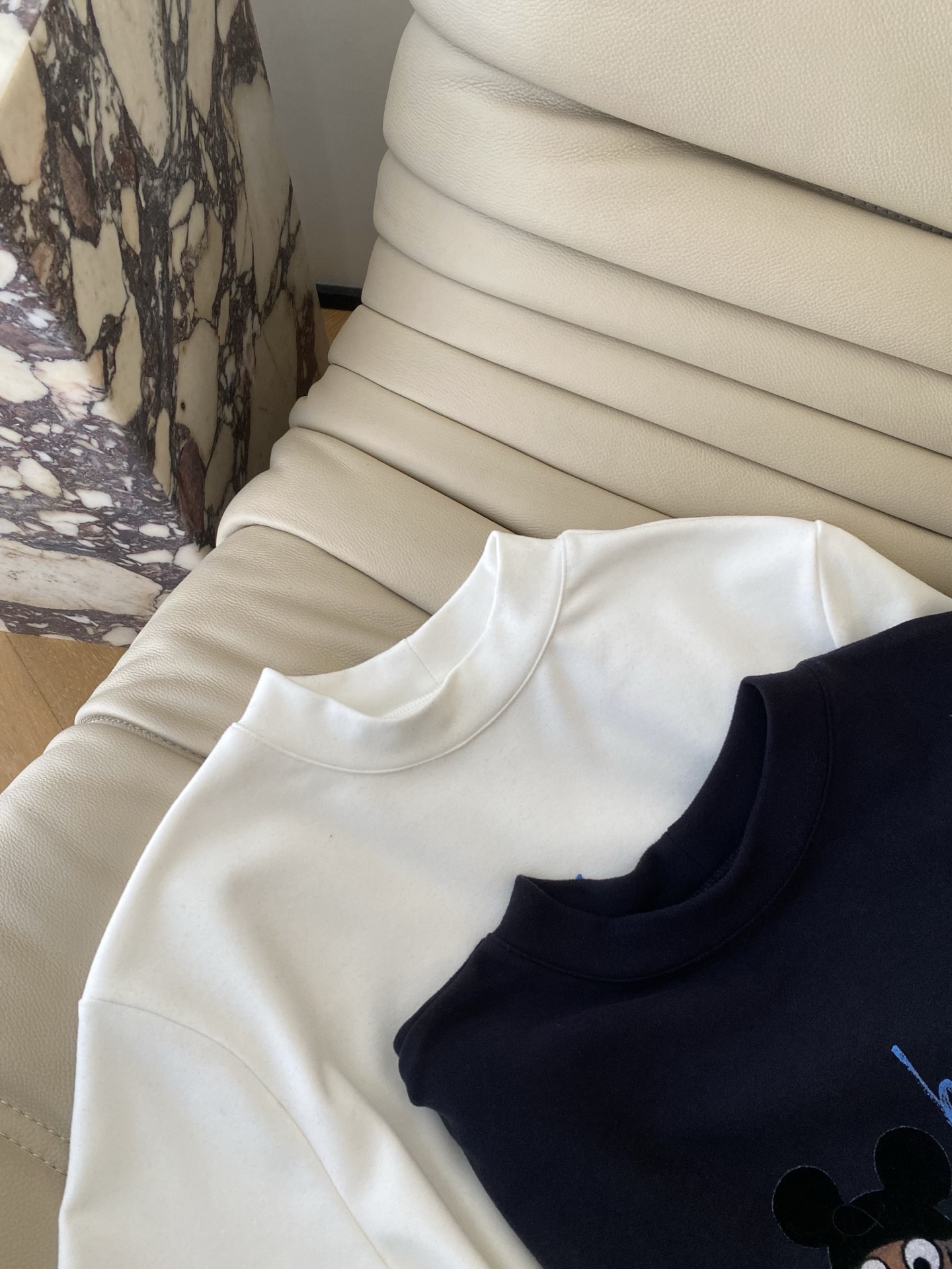 25。F秋冬 新款赵露思腊肠狗磨毛T恤 手感软糯细腻 手感非常舒服 质感超强 大身俏皮腊肠狗图案童趣减龄