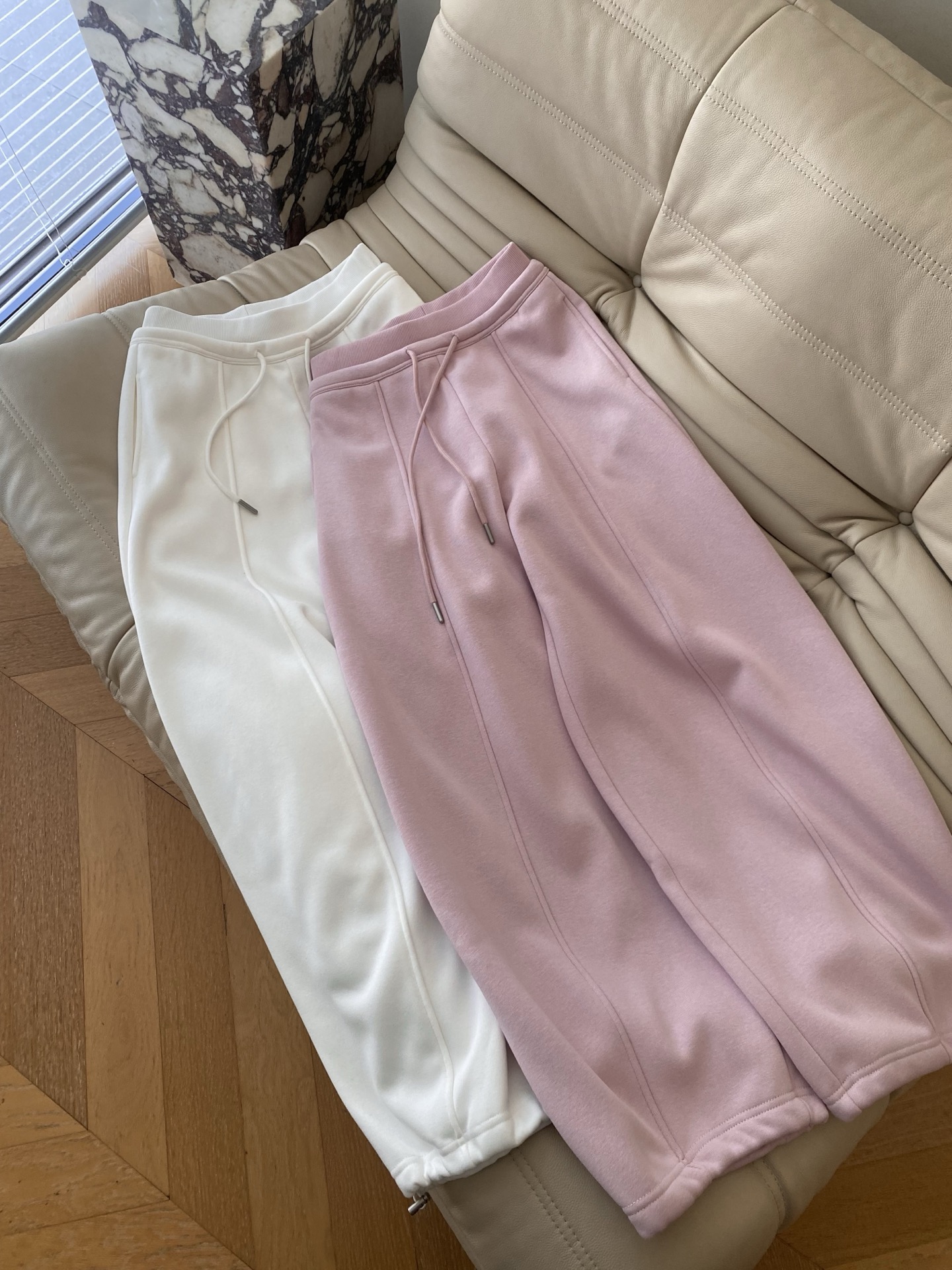 25。F秋冬 韩系糖果系松紧腰休闲束脚加绒卫裤 高腰收口的灯笼版型这个裤型 裤腿微微宽松 腰部做了松紧抽