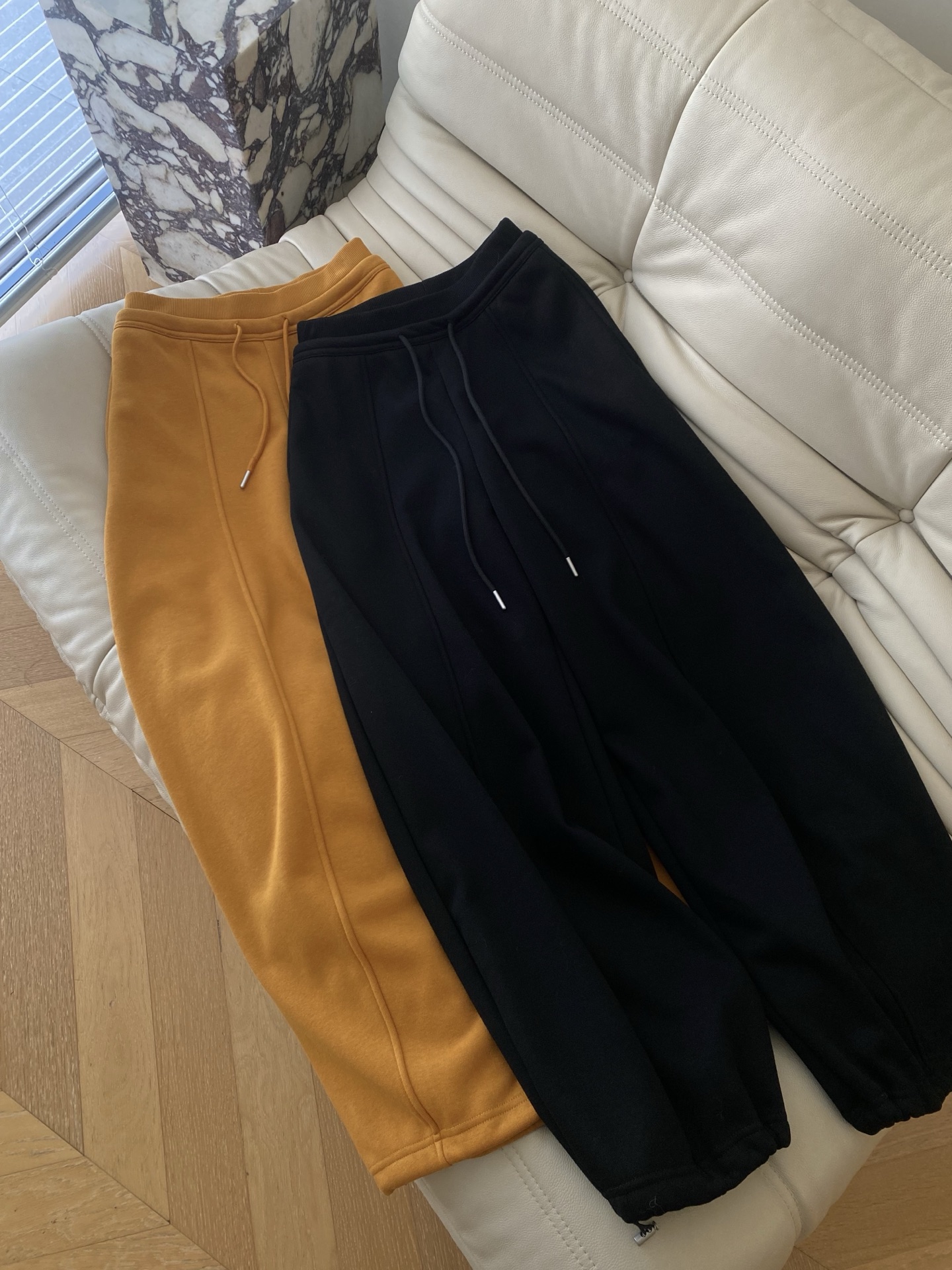 25。F秋冬 韩系糖果系松紧腰休闲束脚加绒卫裤 高腰收口的灯笼版型这个裤型 裤腿微微宽松 腰部做了松紧抽