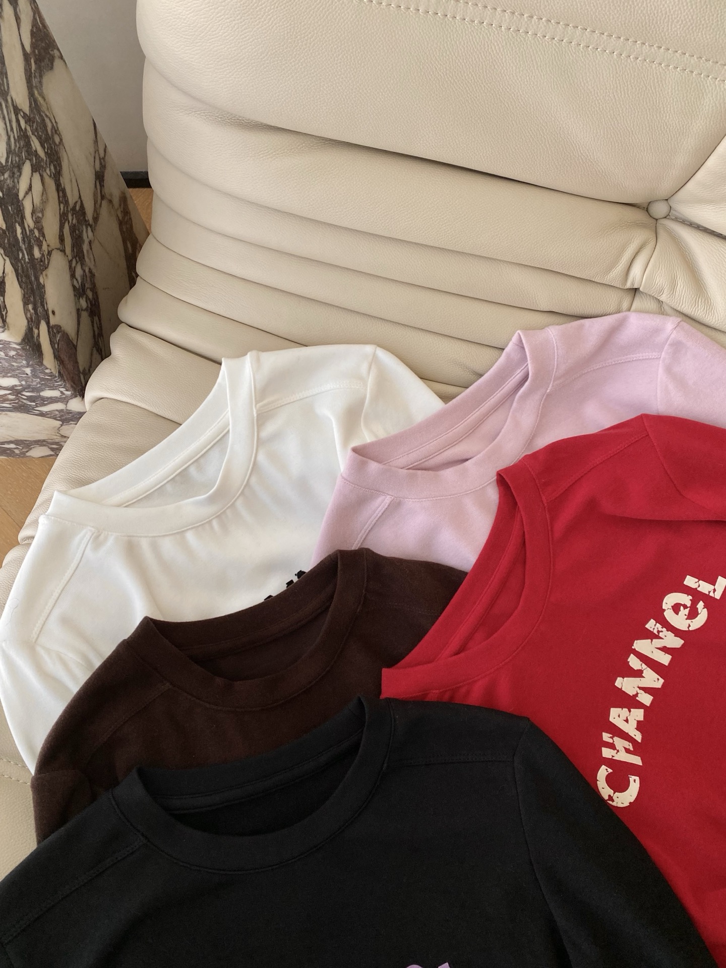 25。F秋冬 磨毛德绒字母T恤 整体大身为密织纯棉磨毛面料 质感柔软有型 手感细腻领部包边定制立体 经典