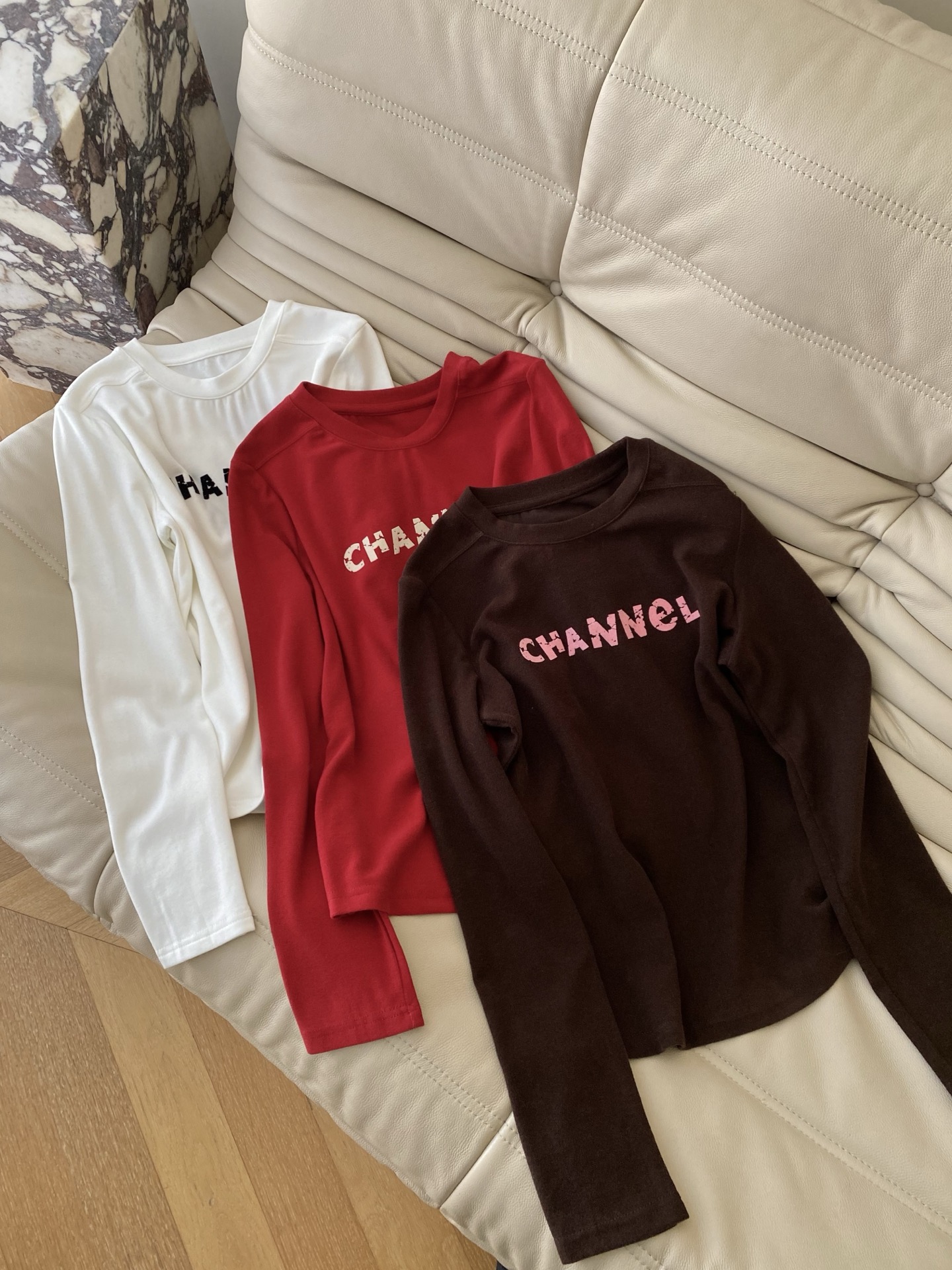 25。F秋冬 磨毛德绒字母T恤 整体大身为密织纯棉磨毛面料 质感柔软有型 手感细腻领部包边定制立体 经典