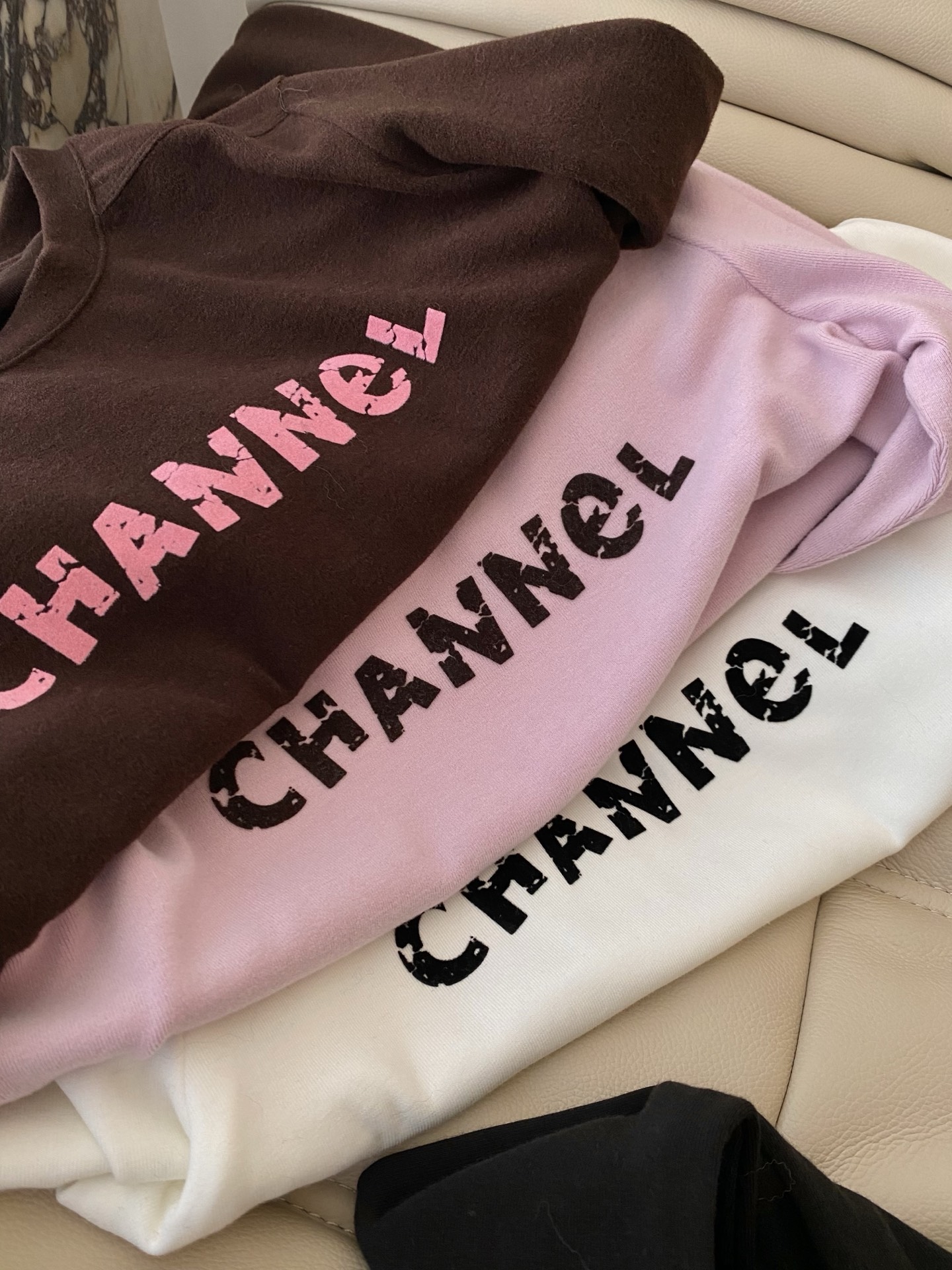 25。F秋冬 磨毛德绒字母T恤 整体大身为密织纯棉磨毛面料 质感柔软有型 手感细腻领部包边定制立体 经典