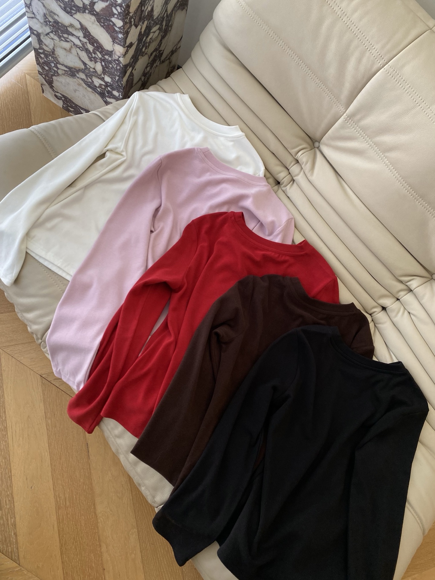 25。F秋冬 磨毛德绒字母T恤 整体大身为密织纯棉磨毛面料 质感柔软有型 手感细腻领部包边定制立体 经典