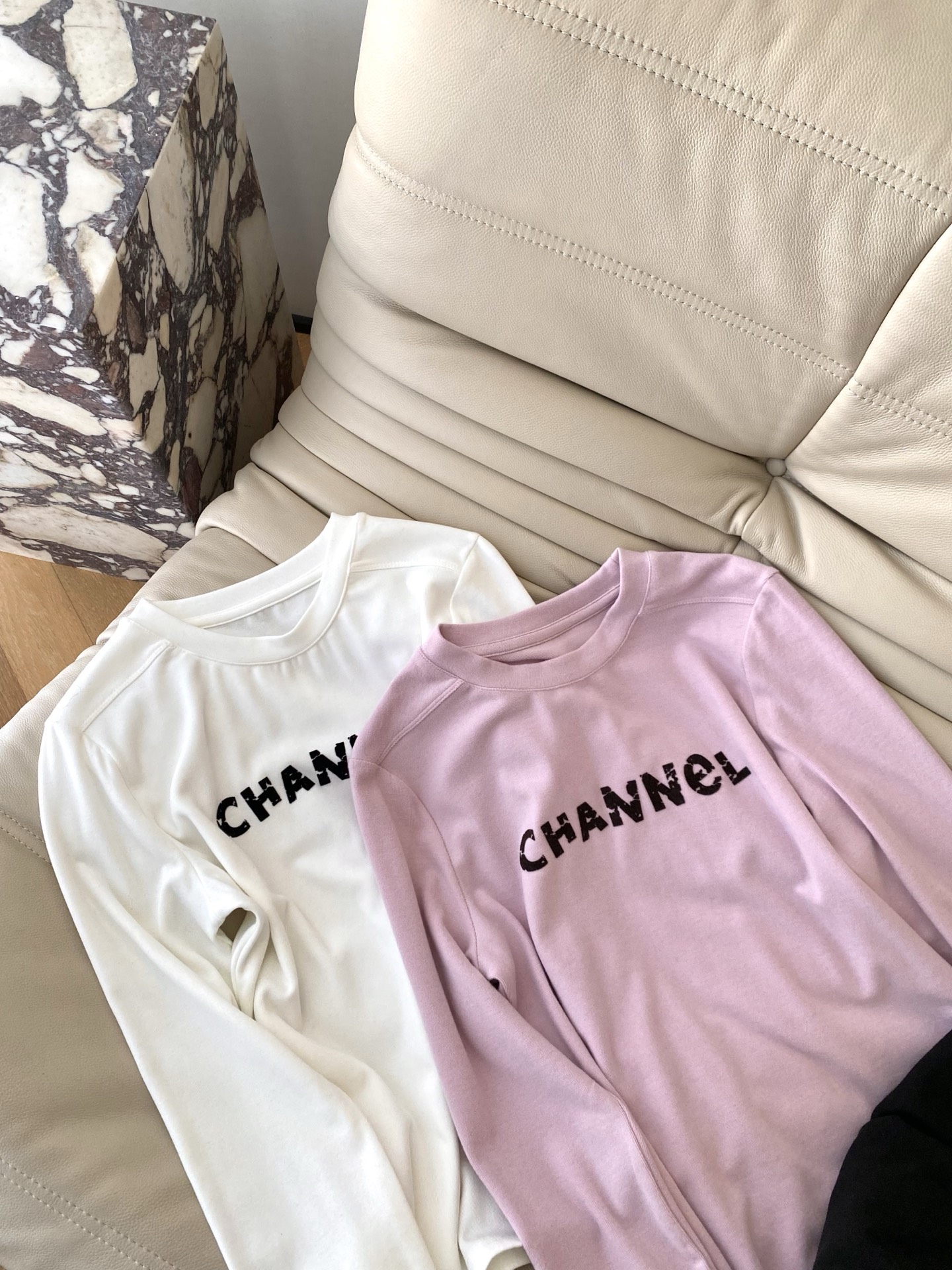 25。F秋冬 磨毛德绒字母T恤 整体大身为密织纯棉磨毛面料 质感柔软有型 手感细腻领部包边定制立体 经典