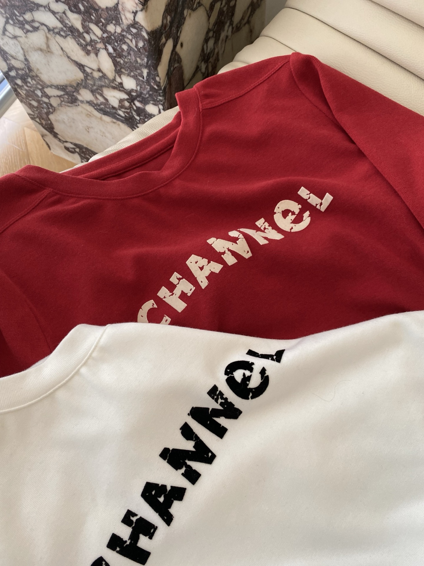 25。F秋冬 磨毛德绒字母T恤 整体大身为密织纯棉磨毛面料 质感柔软有型 手感细腻领部包边定制立体 经典