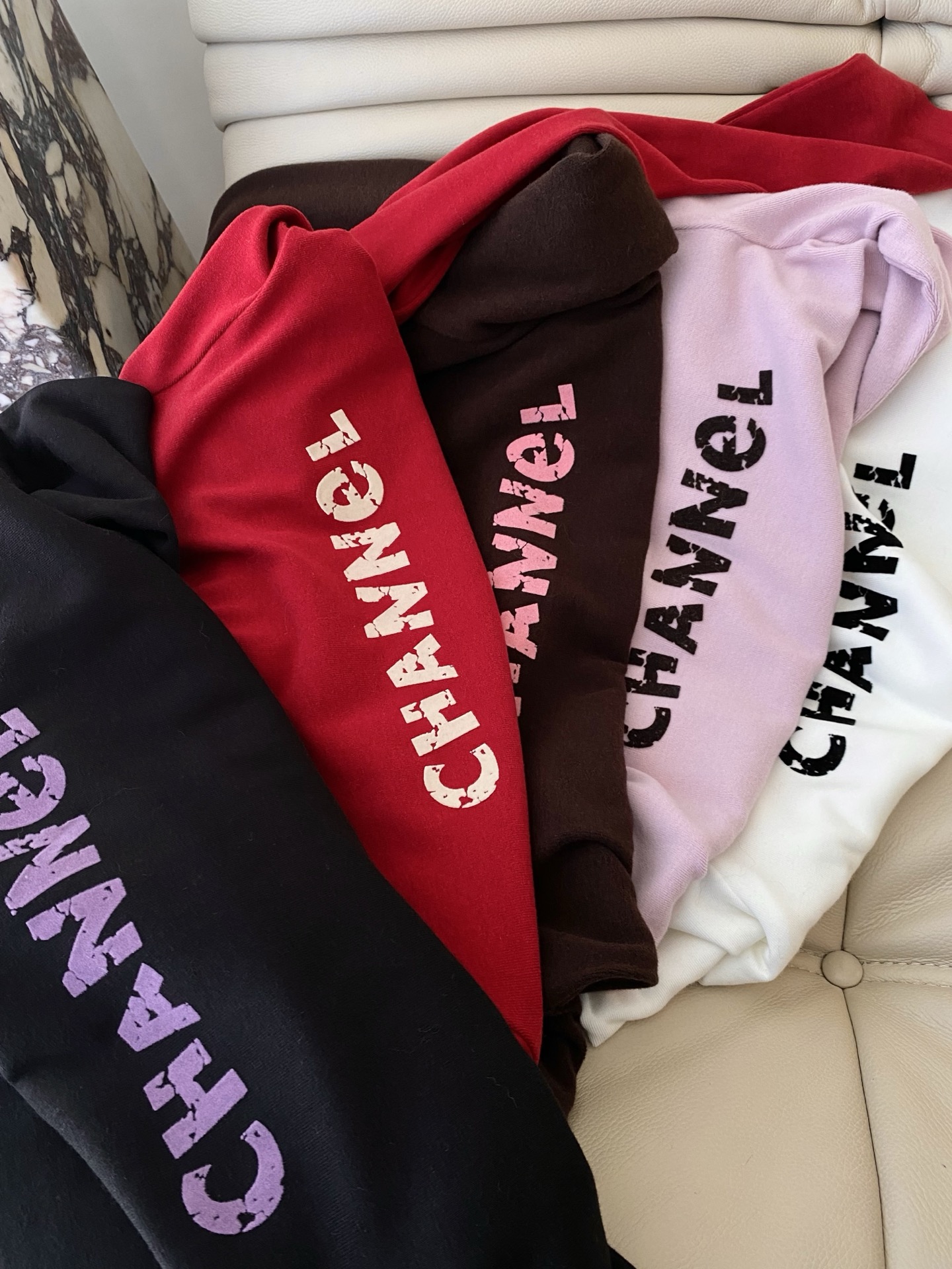 25。F秋冬 磨毛德绒字母T恤 整体大身为密织纯棉磨毛面料 质感柔软有型 手感细腻领部包边定制立体 经典