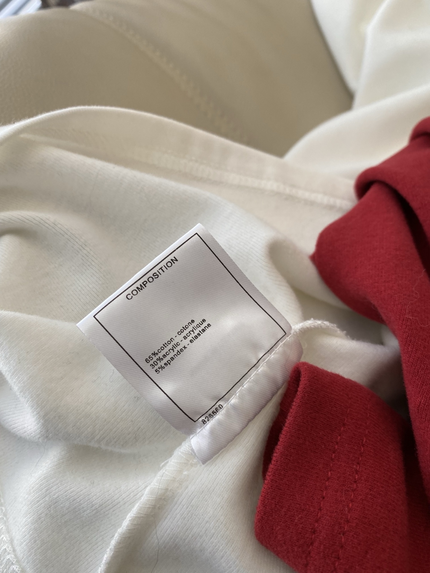 25。F秋冬 磨毛德绒字母T恤 整体大身为密织纯棉磨毛面料 质感柔软有型 手感细腻领部包边定制立体 经典