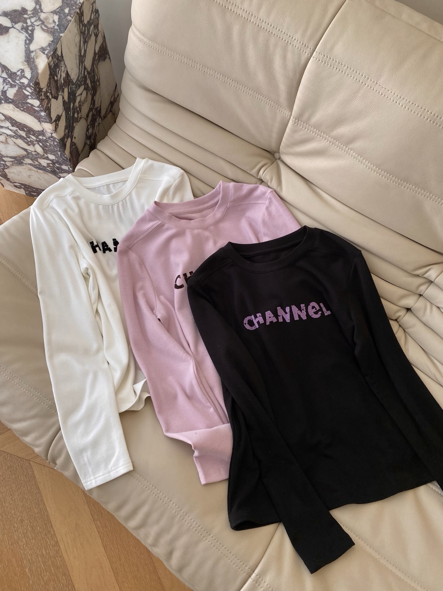 25。F秋冬 磨毛德绒字母T恤 整体大身为密织纯棉磨毛面料 质感柔软有型 手感细腻领部包边定制立体 经典