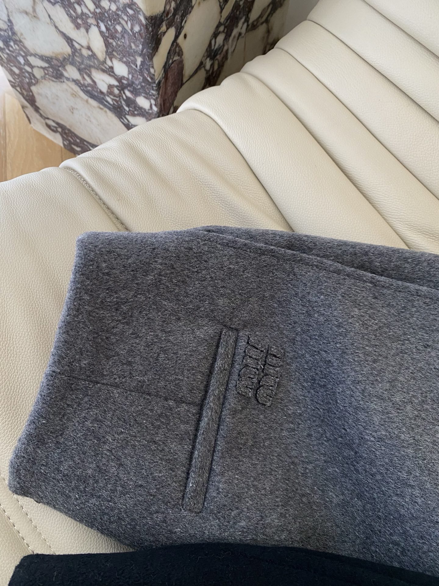 25。F秋冬logo毛呢裤裙 是秋冬衣橱的“万能搭配王”毛呢面料自带质感 A字版型修饰臀腿线条不管是搭配