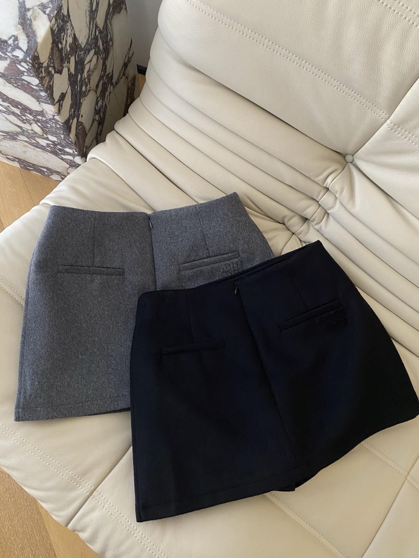 25。F秋冬logo毛呢裤裙 是秋冬衣橱的“万能搭配王”毛呢面料自带质感 A字版型修饰臀腿线条不管是搭配