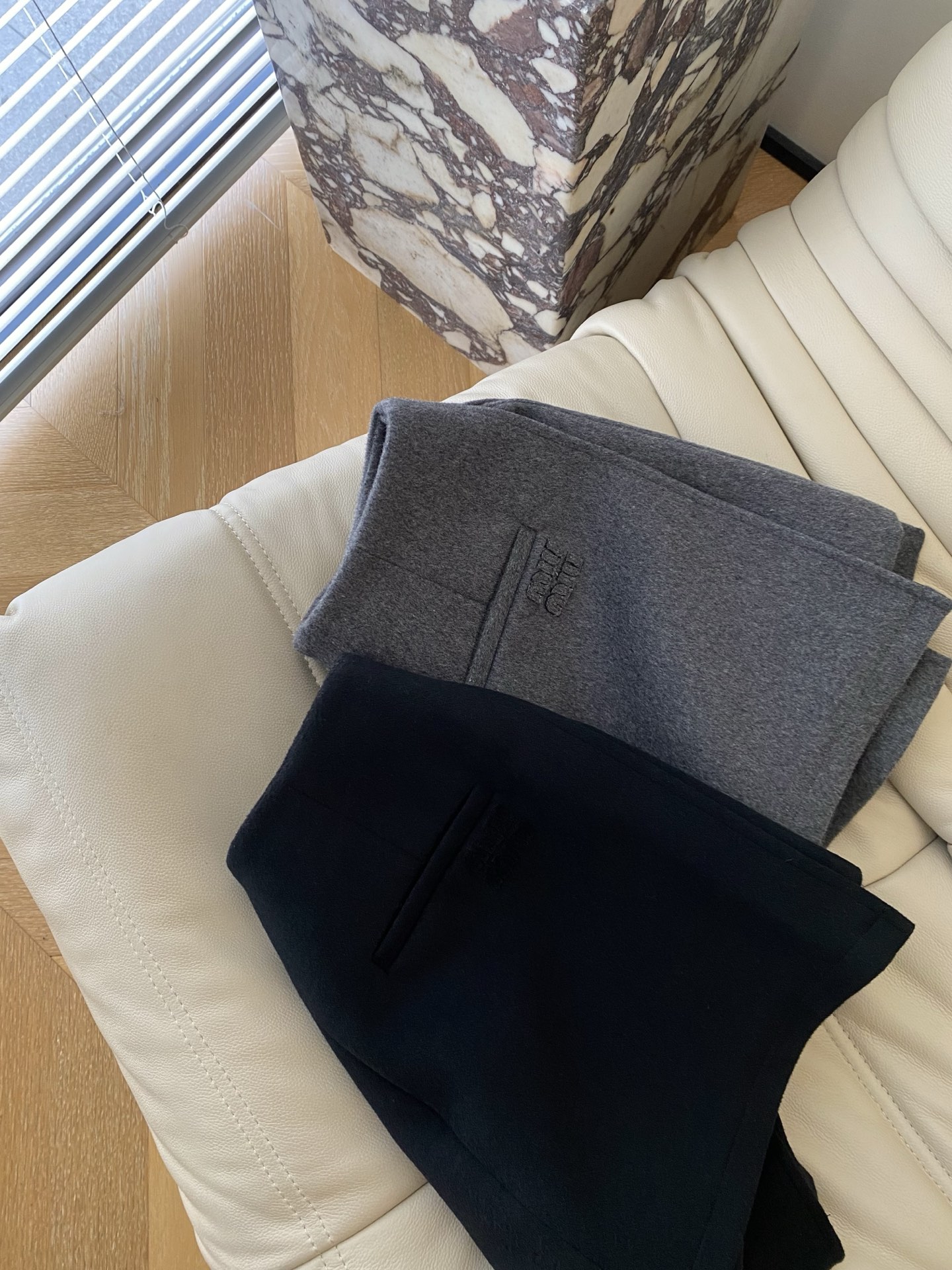 25。F秋冬logo毛呢裤裙 是秋冬衣橱的“万能搭配王”毛呢面料自带质感 A字版型修饰臀腿线条不管是搭配