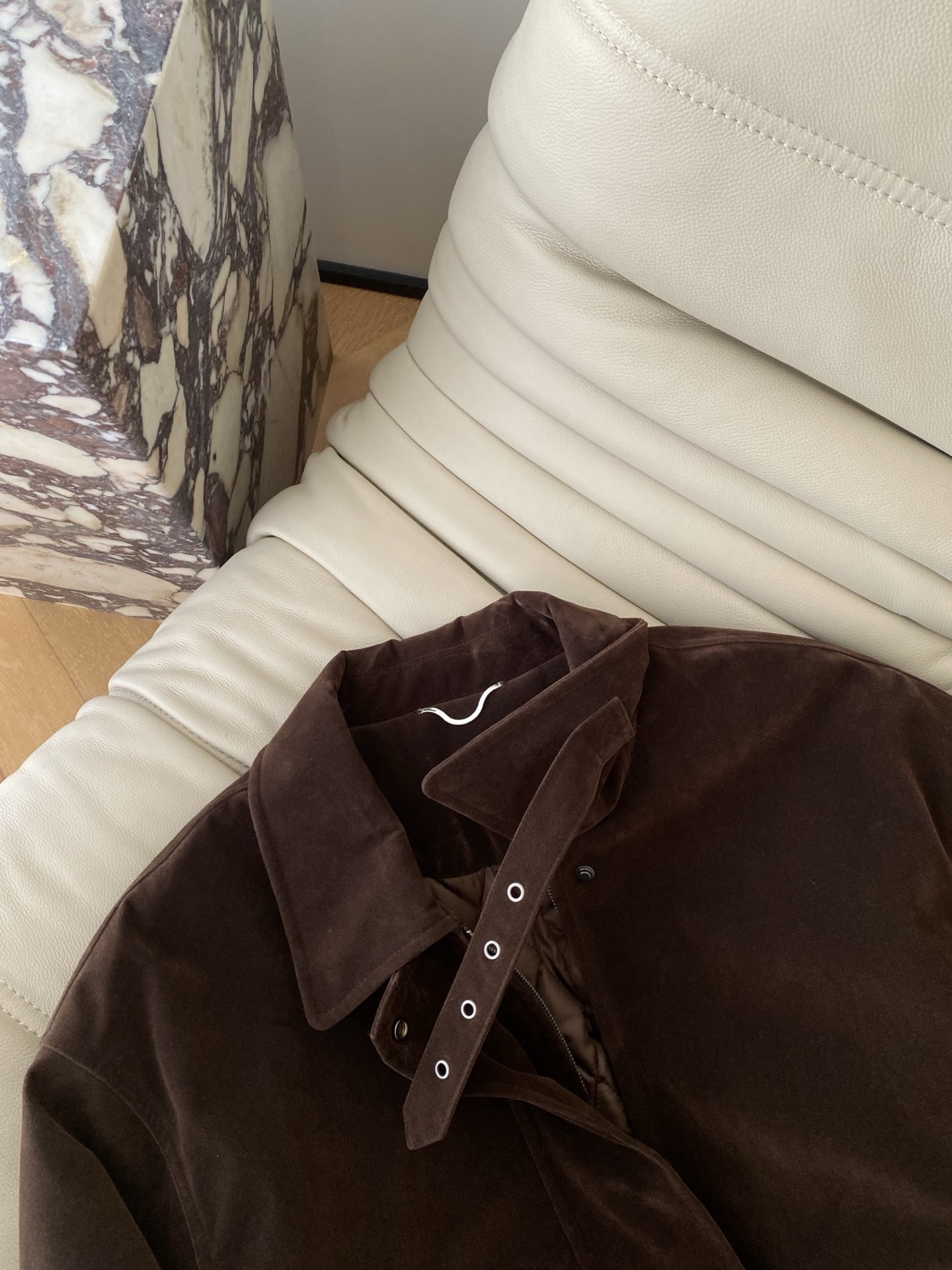 25。F复古工装风灯芯绒夹克翻领设计利落有型金属按扣与装饰扣眼细节满满 两侧大口袋兼具实用性与造型感 下