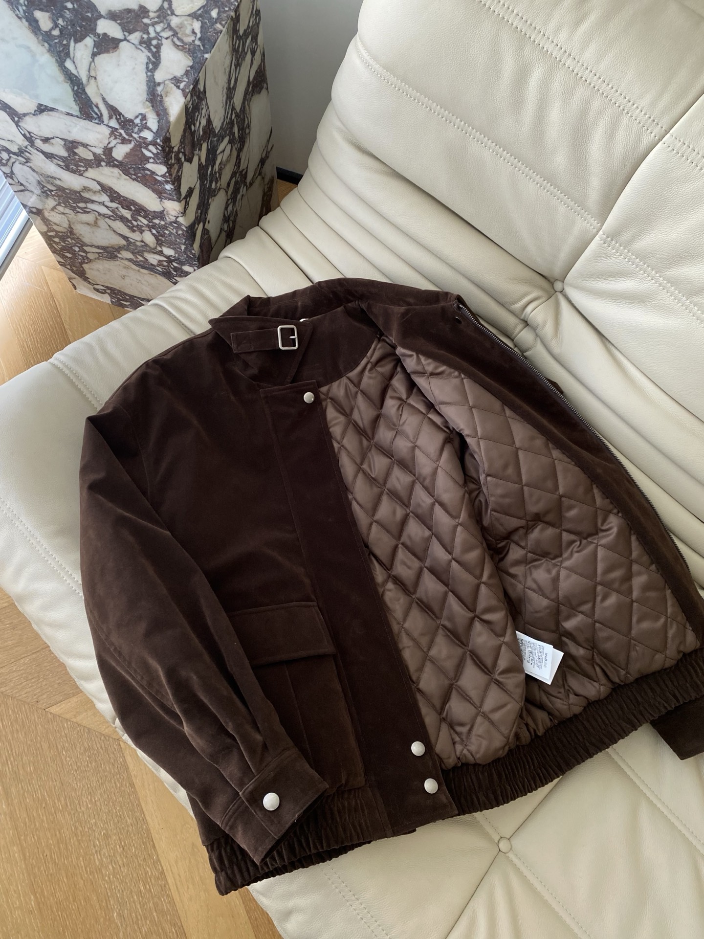 25。F复古工装风灯芯绒夹克翻领设计利落有型金属按扣与装饰扣眼细节满满 两侧大口袋兼具实用性与造型感 下