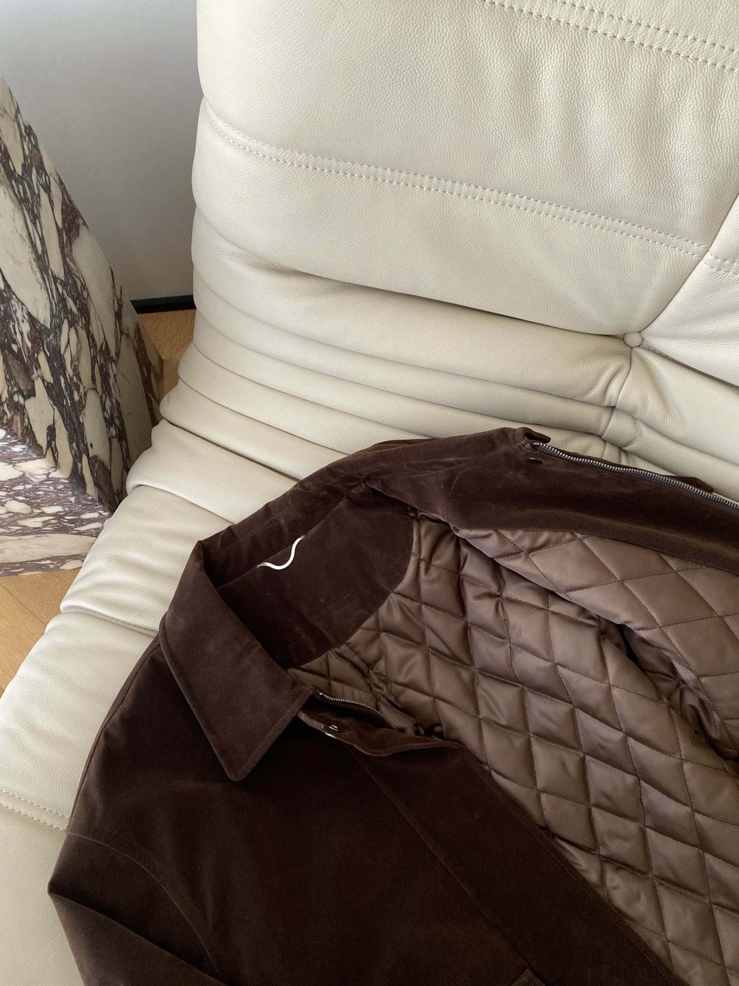 25。F复古工装风灯芯绒夹克翻领设计利落有型金属按扣与装饰扣眼细节满满 两侧大口袋兼具实用性与造型感 下