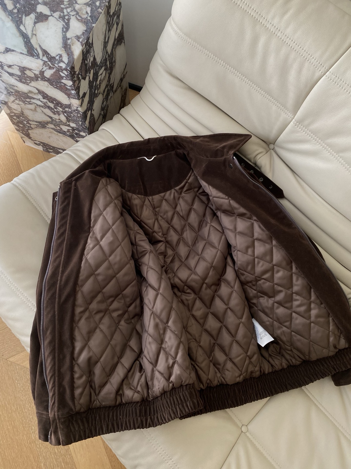 25。F复古工装风灯芯绒夹克翻领设计利落有型金属按扣与装饰扣眼细节满满 两侧大口袋兼具实用性与造型感 下