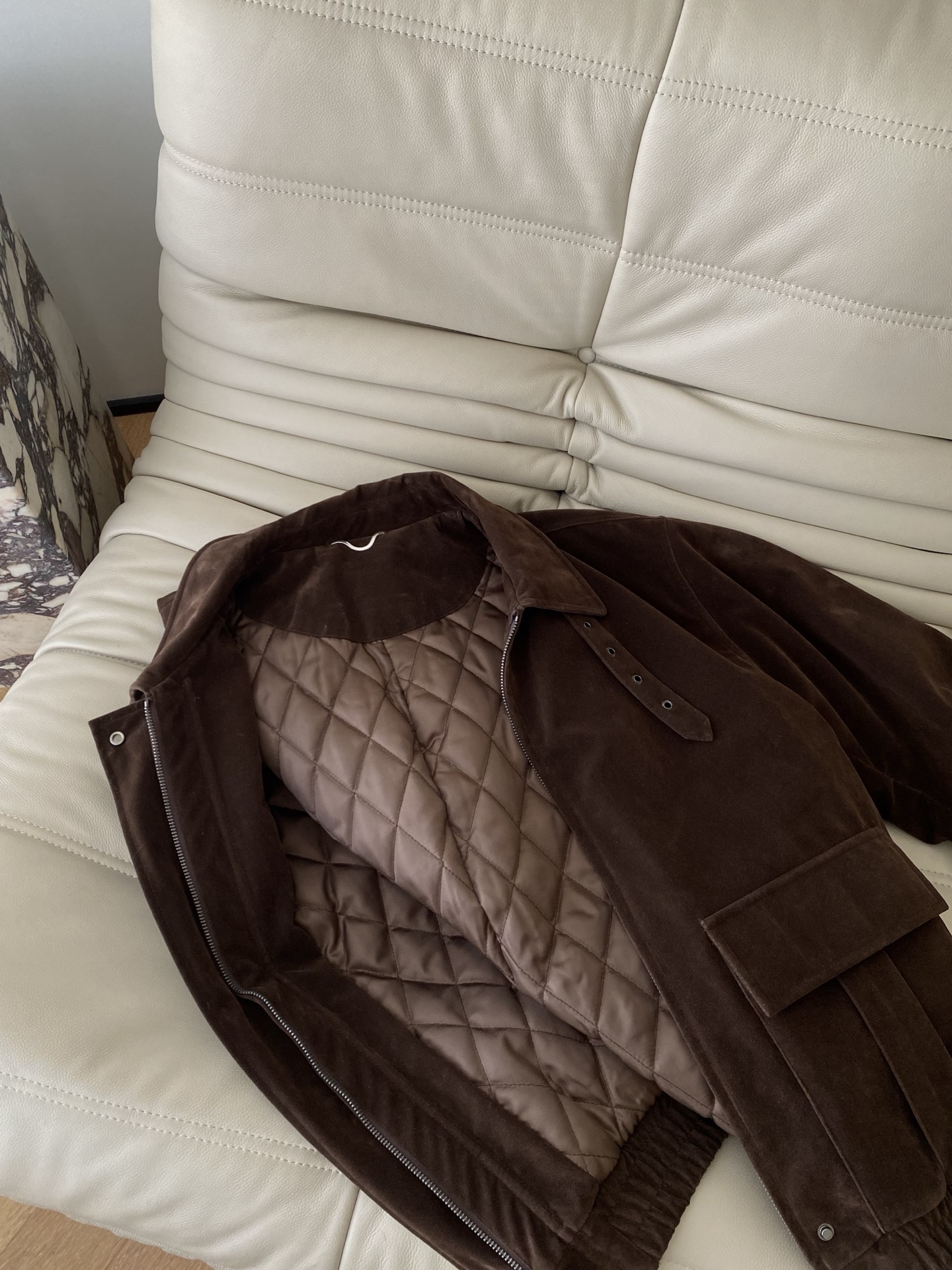 25。F复古工装风灯芯绒夹克翻领设计利落有型金属按扣与装饰扣眼细节满满 两侧大口袋兼具实用性与造型感 下