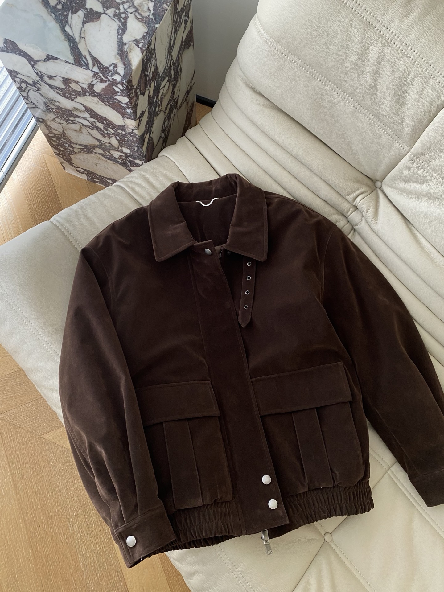 25。F复古工装风灯芯绒夹克翻领设计利落有型金属按扣与装饰扣眼细节满满 两侧大口袋兼具实用性与造型感 下