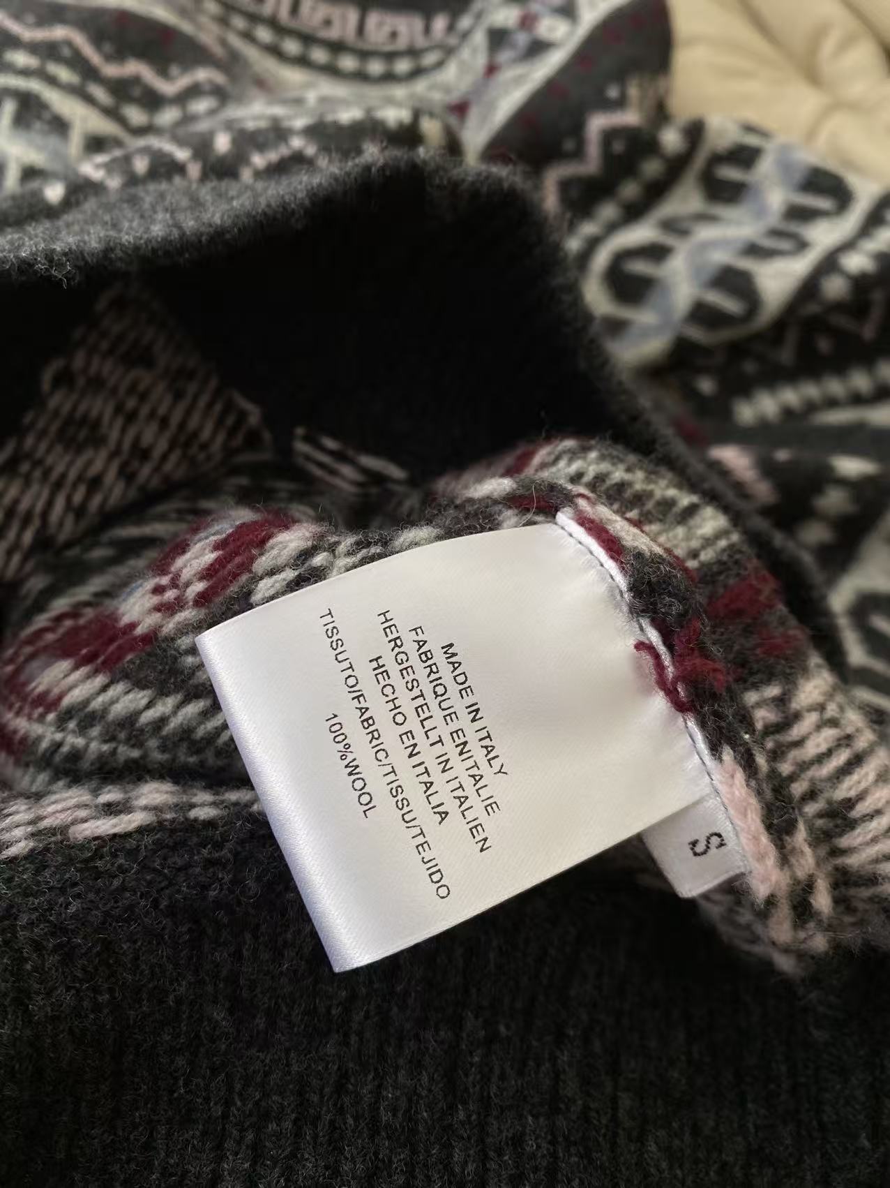 25。F秋冬复古提花针织套装 把冬日的浪漫与温度穿在身上 上衣的圆领设计简约大方复古搭配同系列半身裙无论