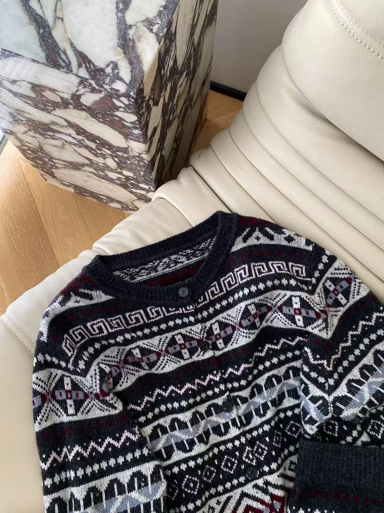 25。F秋冬复古提花针织套装 把冬日的浪漫与温度穿在身上 上衣的圆领设计简约大方复古搭配同系列半身裙无论