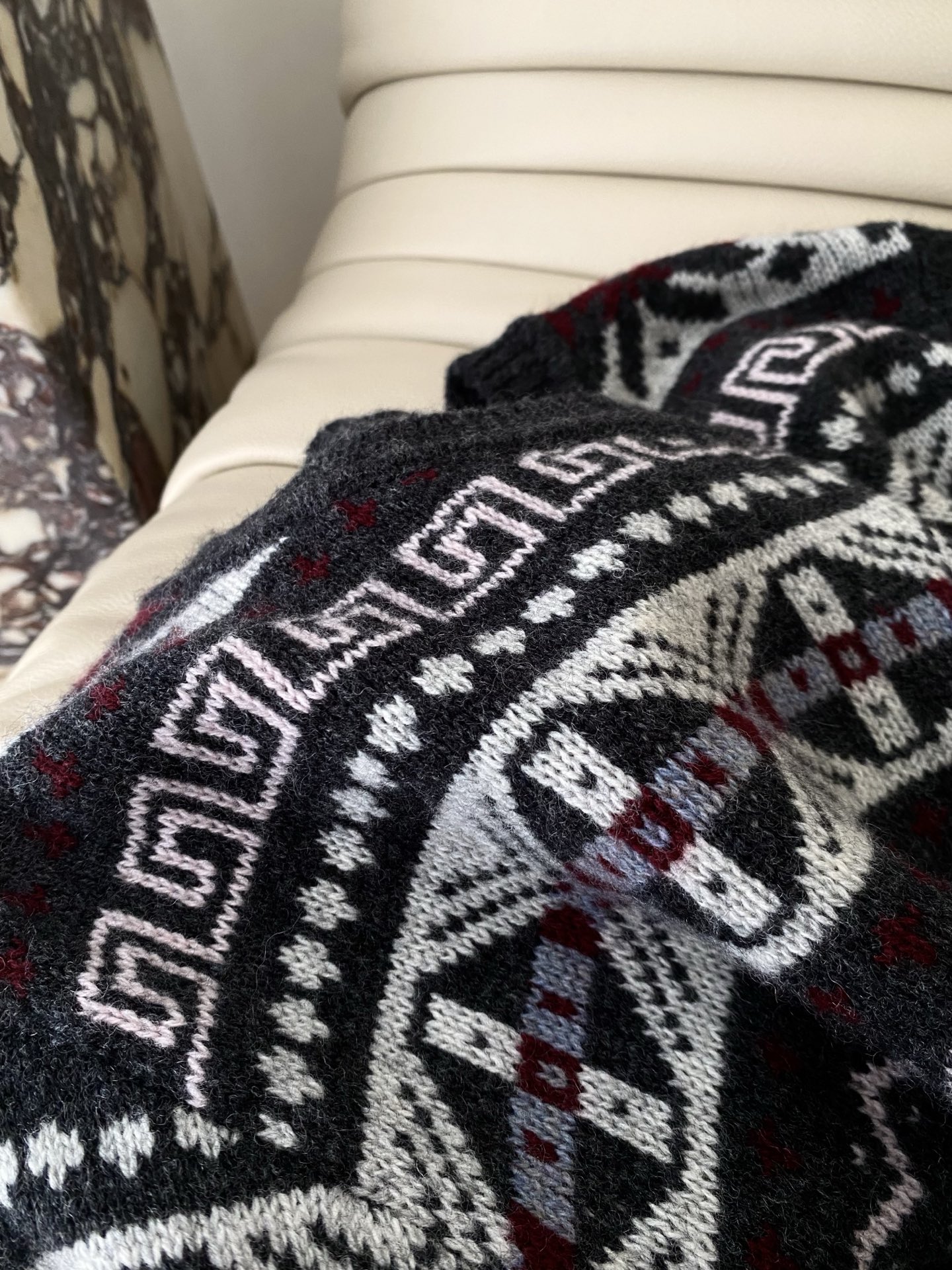 25。F秋冬复古提花针织套装 把冬日的浪漫与温度穿在身上 上衣的圆领设计简约大方复古搭配同系列半身裙无论