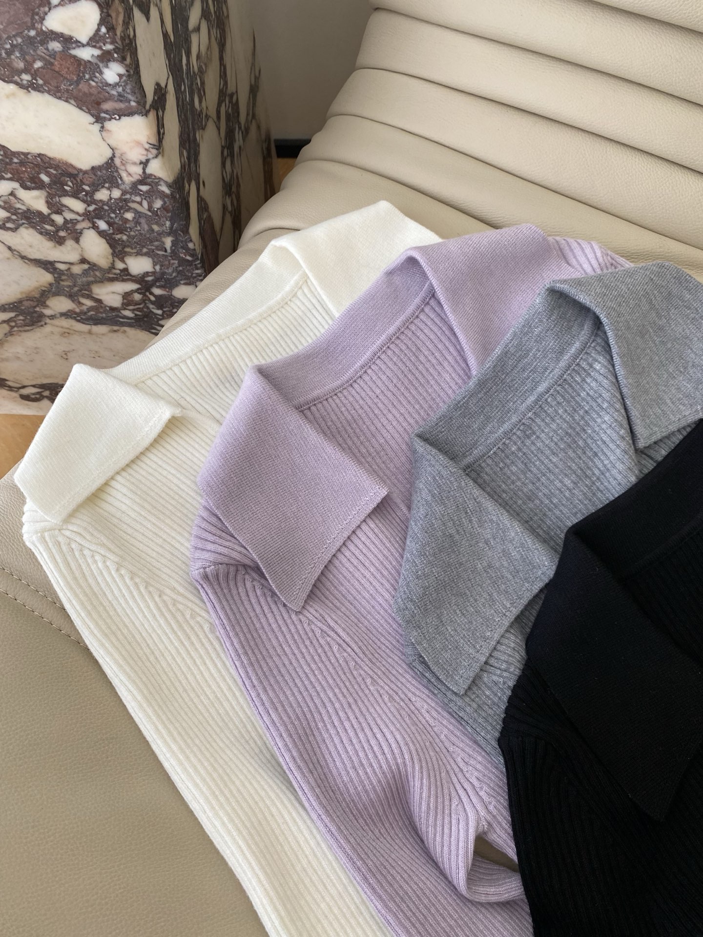 25。F秋冬 气质温柔氛围感针织上衣 露思同款巨巨显瘦的V领设计勾勒出脖颈的轻弧度 袖口裹住手腕的线条优