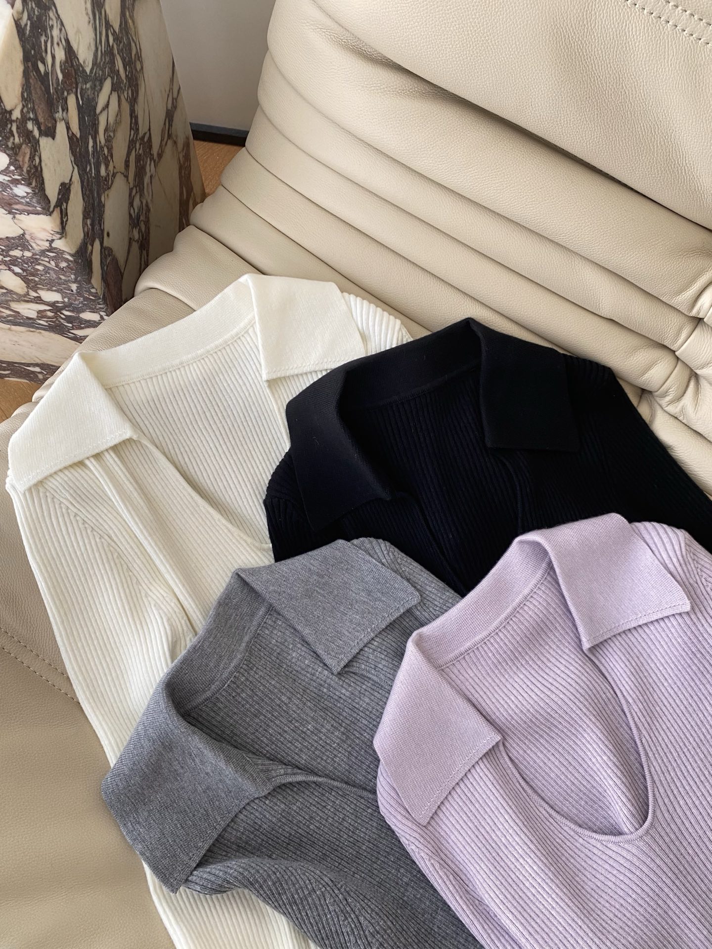 25。F秋冬 气质温柔氛围感针织上衣 露思同款巨巨显瘦的V领设计勾勒出脖颈的轻弧度 袖口裹住手腕的线条优