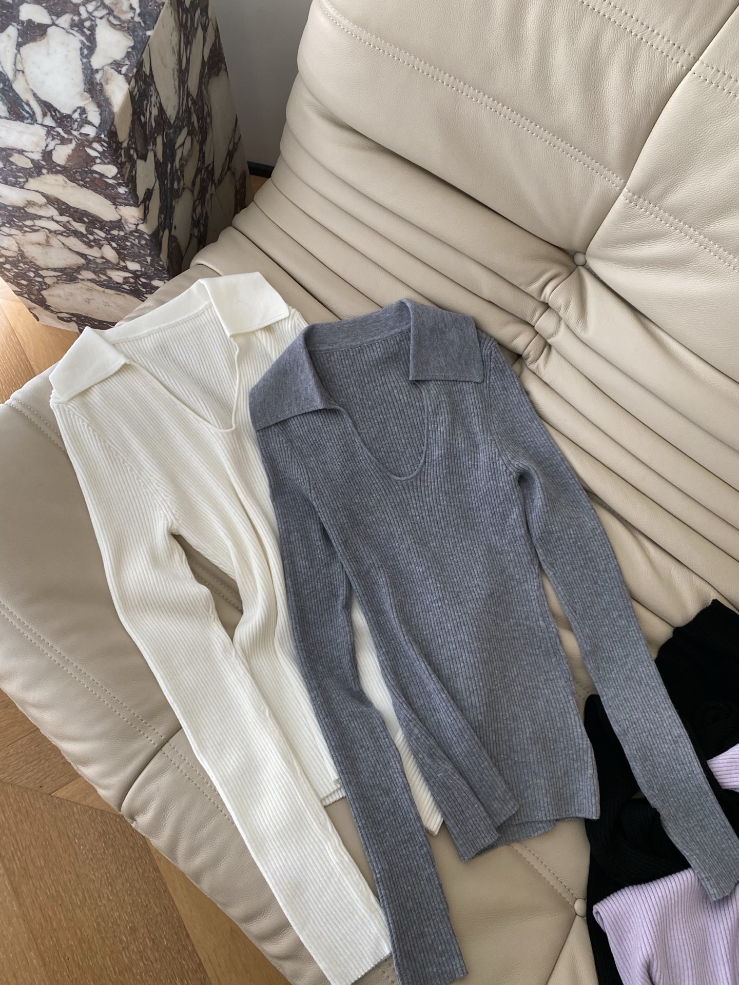 25。F秋冬 气质温柔氛围感针织上衣 露思同款巨巨显瘦的V领设计勾勒出脖颈的轻弧度 袖口裹住手腕的线条优