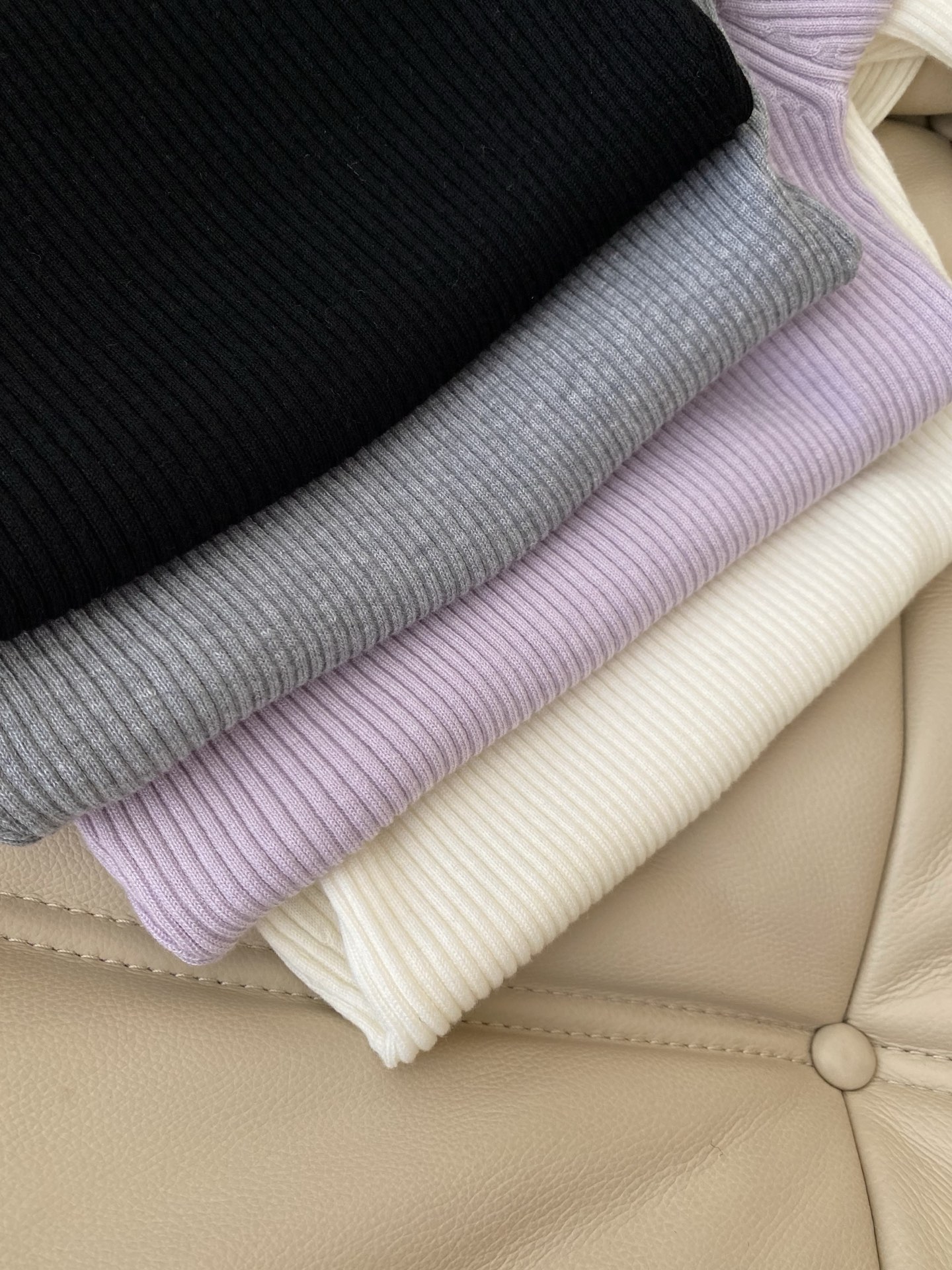 25。F秋冬 气质温柔氛围感针织上衣 露思同款巨巨显瘦的V领设计勾勒出脖颈的轻弧度 袖口裹住手腕的线条优