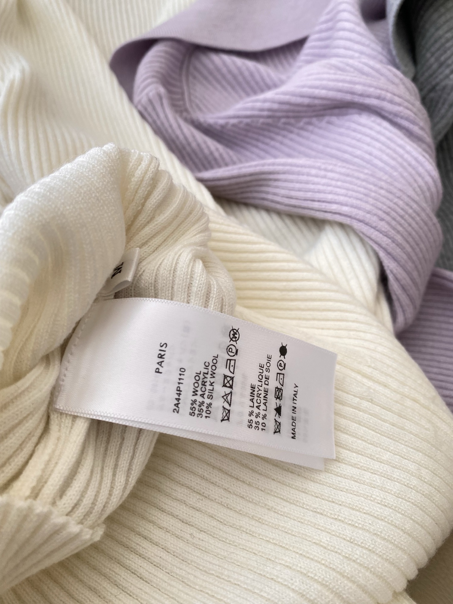 25。F秋冬 气质温柔氛围感针织上衣 露思同款巨巨显瘦的V领设计勾勒出脖颈的轻弧度 袖口裹住手腕的线条优