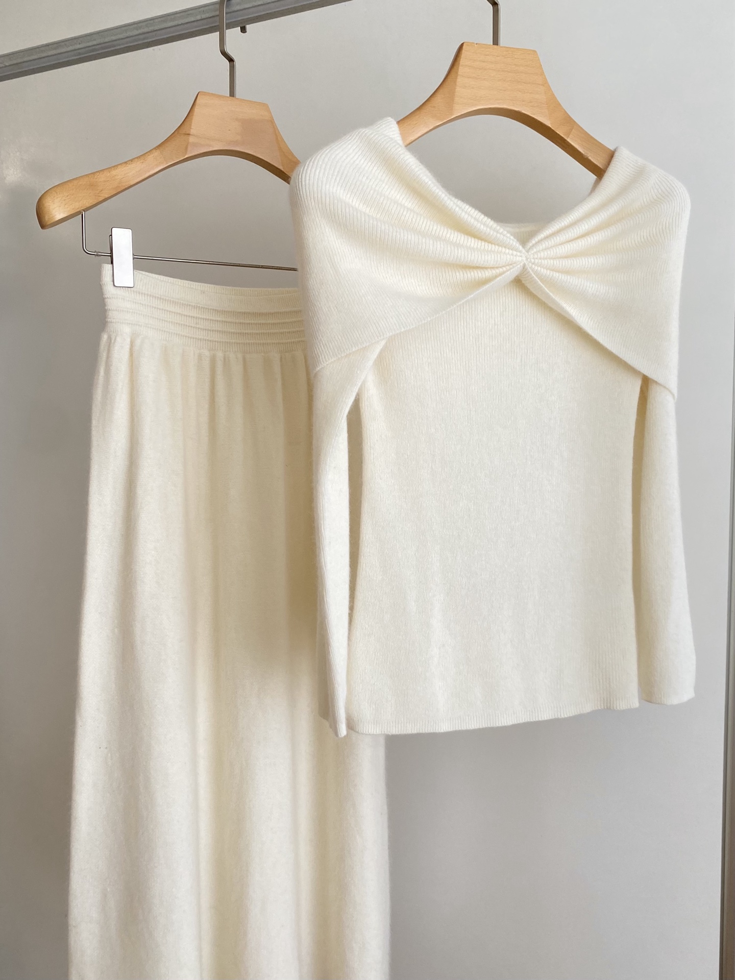 25。F秋冬 一字肩蝴蝶结收腰上衣半身裙套装 料子采用优质极细羊毛亲肤柔软 上衣肌理感纹路设计更好优化线