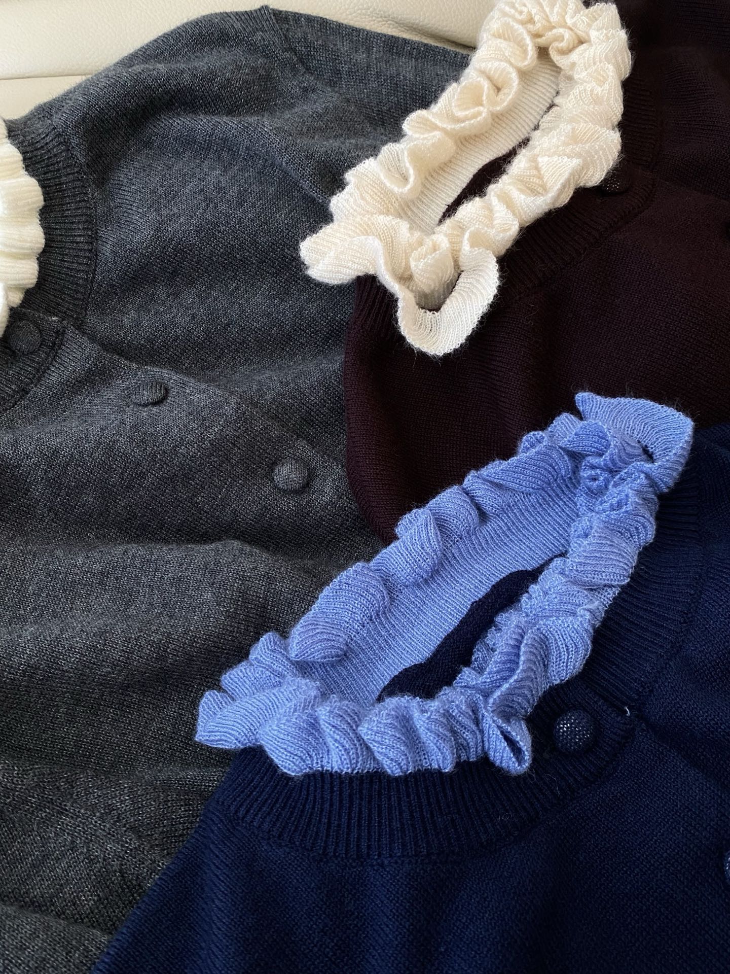 25。F秋冬 温柔系花边领羊毛开衫 领口的褶皱像是把云朵揉成花边 整体造型简洁明快通勤又浪漫加上羊毛材质