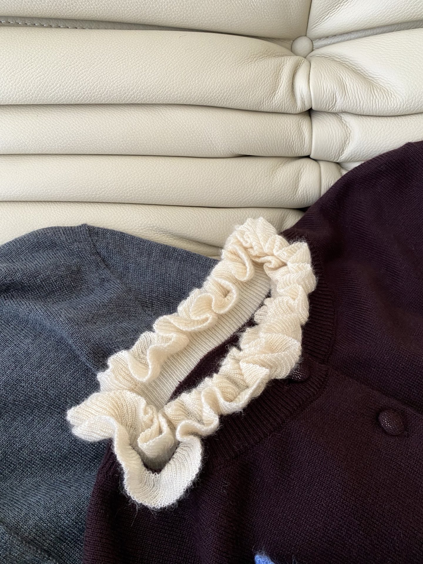 25。F秋冬 温柔系花边领羊毛开衫 领口的褶皱像是把云朵揉成花边 整体造型简洁明快通勤又浪漫加上羊毛材质