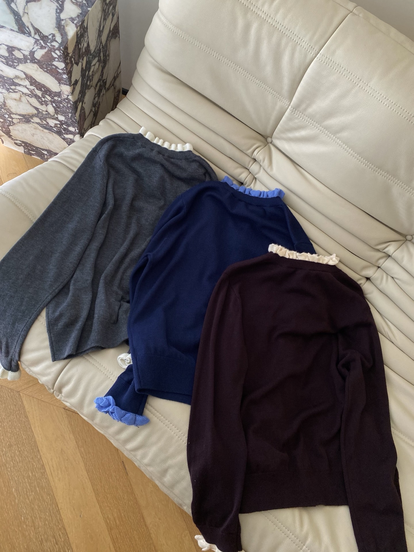 25。F秋冬 温柔系花边领羊毛开衫 领口的褶皱像是把云朵揉成花边 整体造型简洁明快通勤又浪漫加上羊毛材质