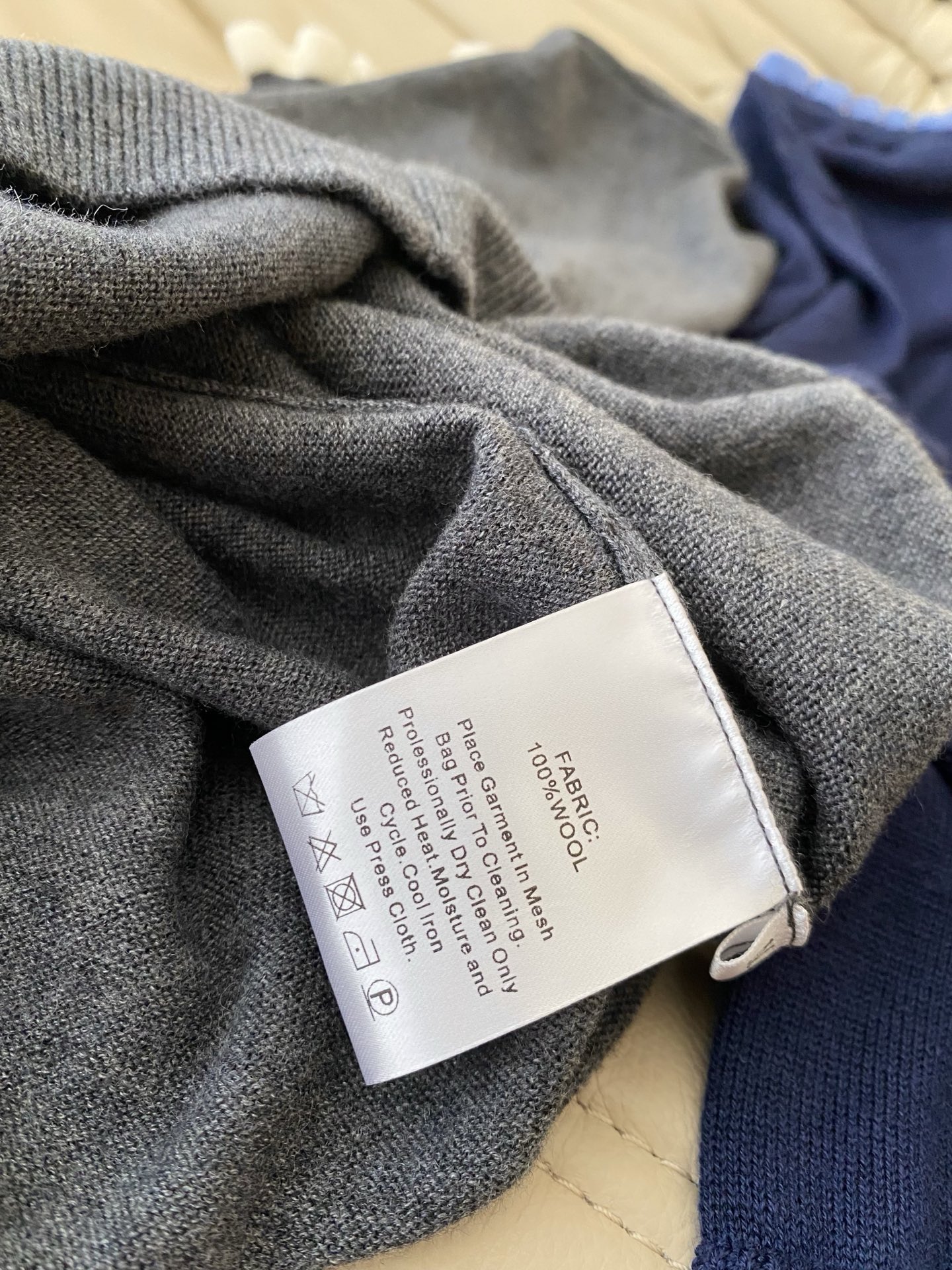 25。F秋冬 温柔系花边领羊毛开衫 领口的褶皱像是把云朵揉成花边 整体造型简洁明快通勤又浪漫加上羊毛材质