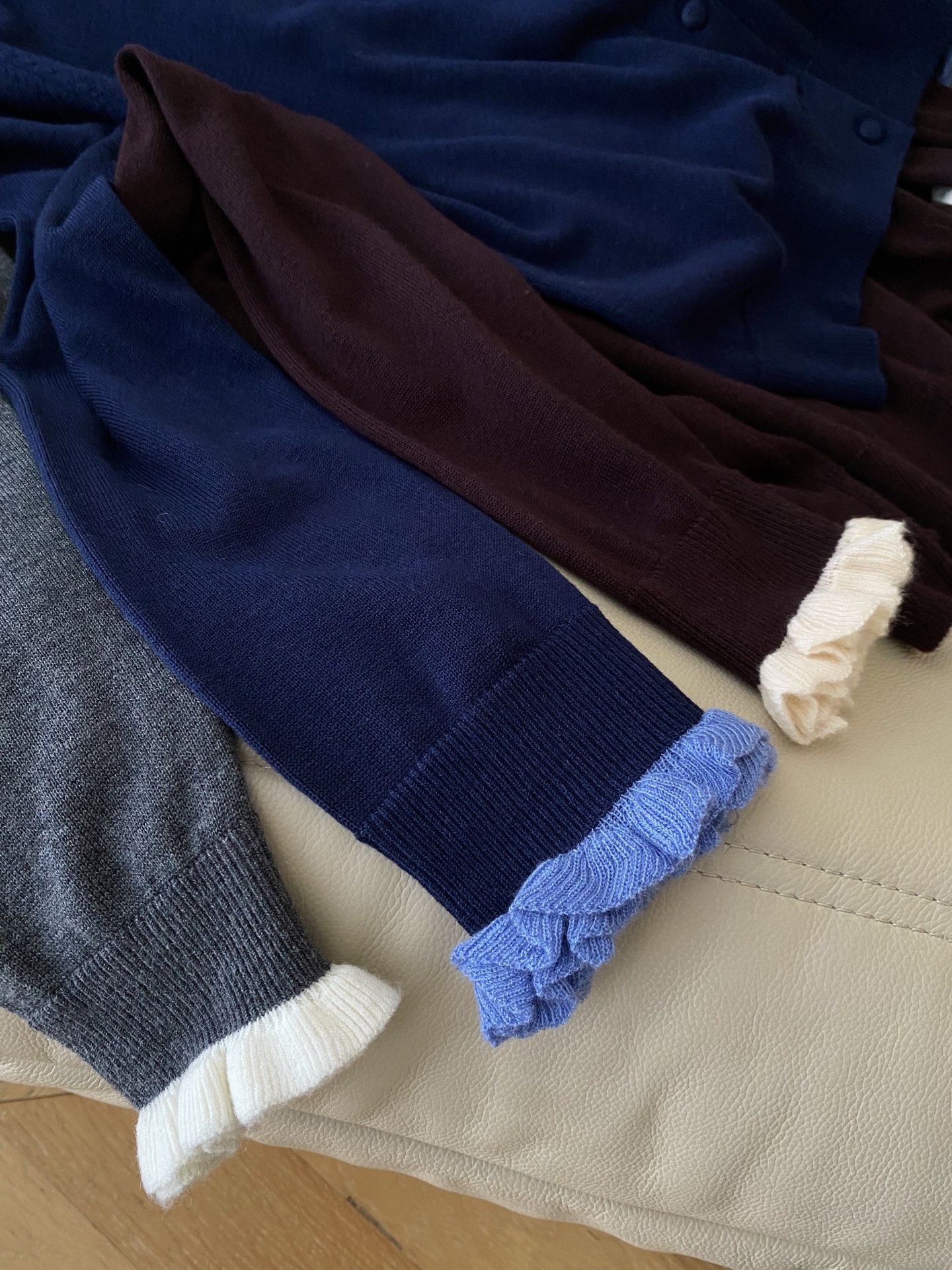 25。F秋冬 温柔系花边领羊毛开衫 领口的褶皱像是把云朵揉成花边 整体造型简洁明快通勤又浪漫加上羊毛材质