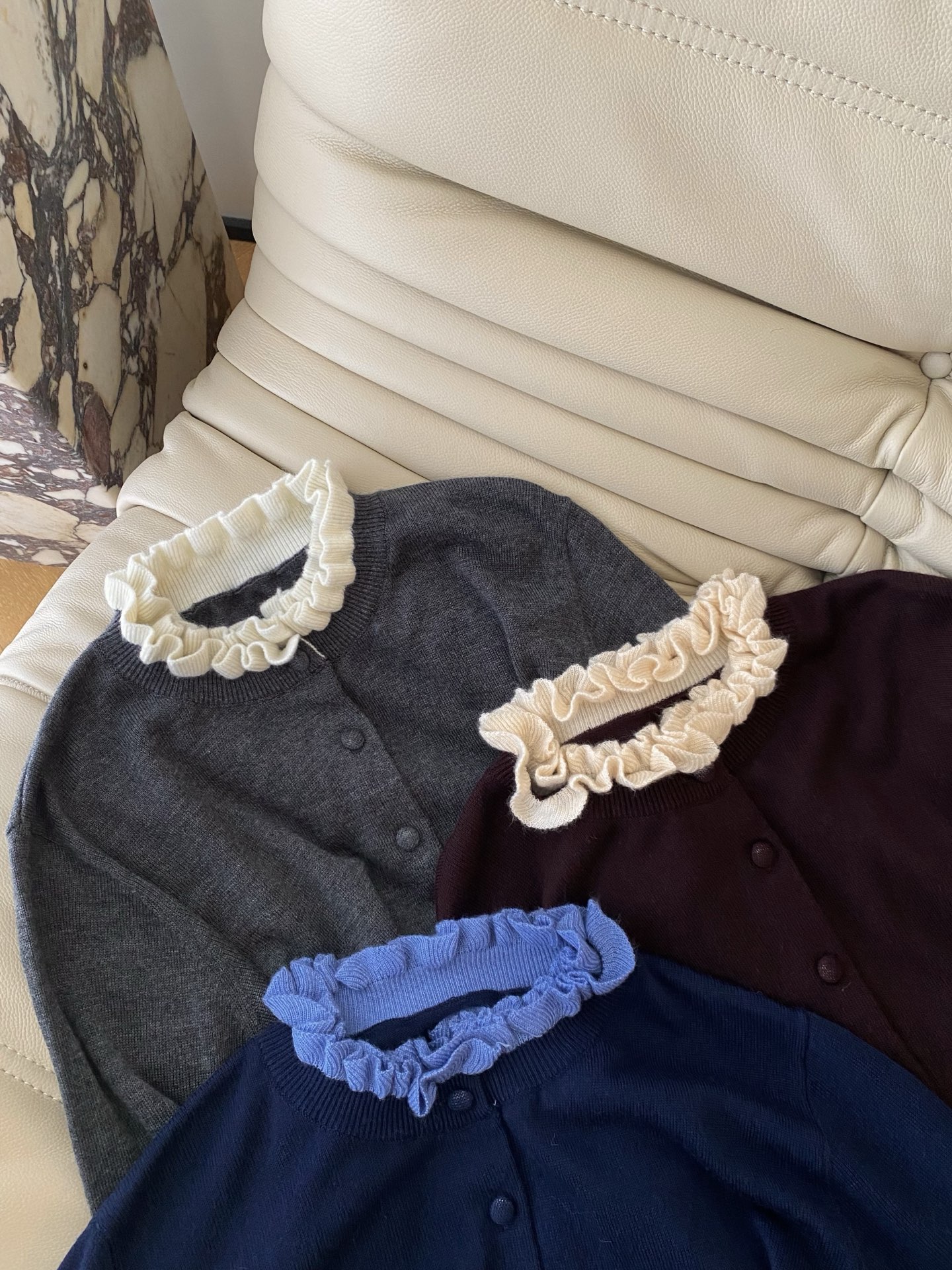 25。F秋冬 温柔系花边领羊毛开衫 领口的褶皱像是把云朵揉成花边 整体造型简洁明快通勤又浪漫加上羊毛材质