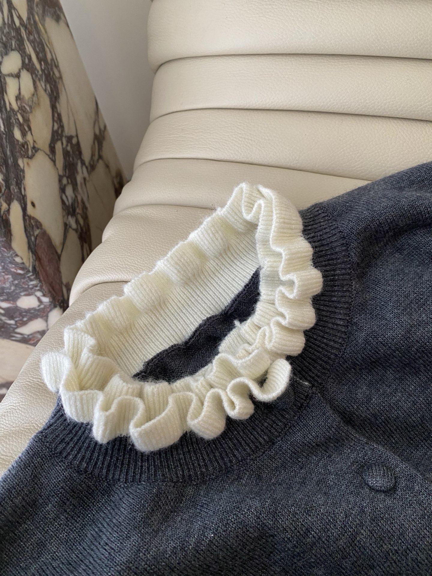 25。F秋冬 温柔系花边领羊毛开衫 领口的褶皱像是把云朵揉成花边 整体造型简洁明快通勤又浪漫加上羊毛材质