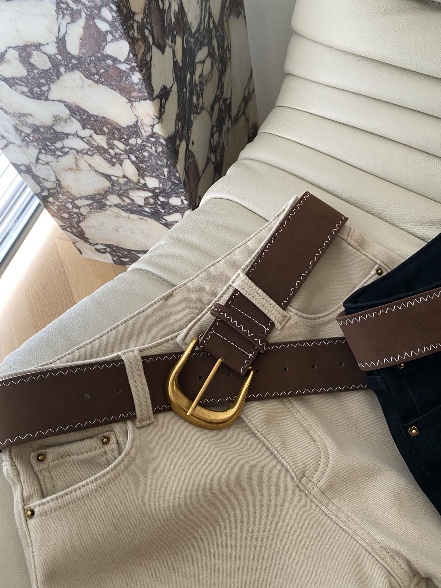 25。F秋冬 复古辣妹加绒微喇牛仔裤 采用高织高密棉内里加绒保暖 整体微喇裤型提臀显瘦不用费心搭配的万能