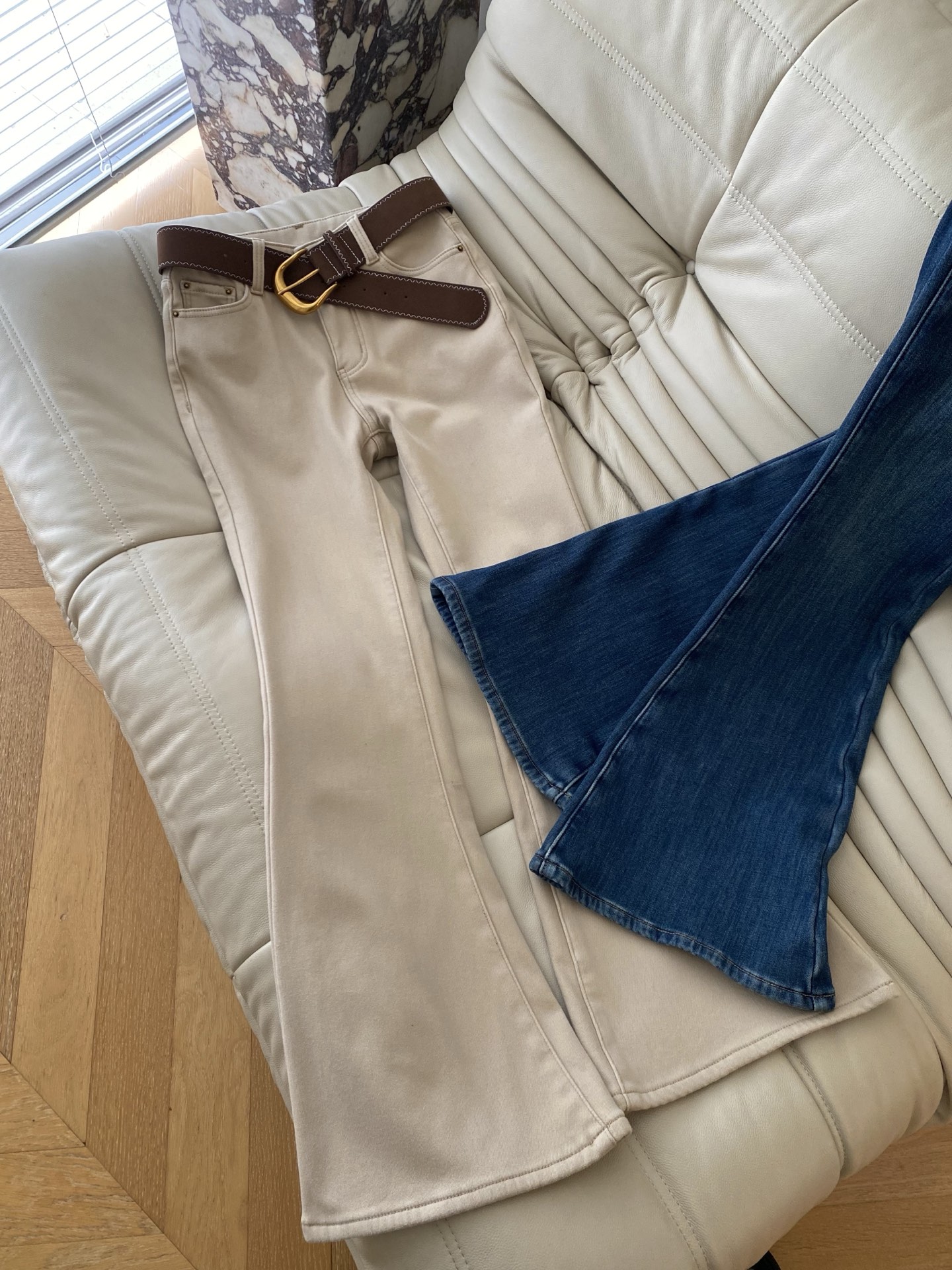 25。F秋冬 复古辣妹加绒微喇牛仔裤 采用高织高密棉内里加绒保暖 整体微喇裤型提臀显瘦不用费心搭配的万能