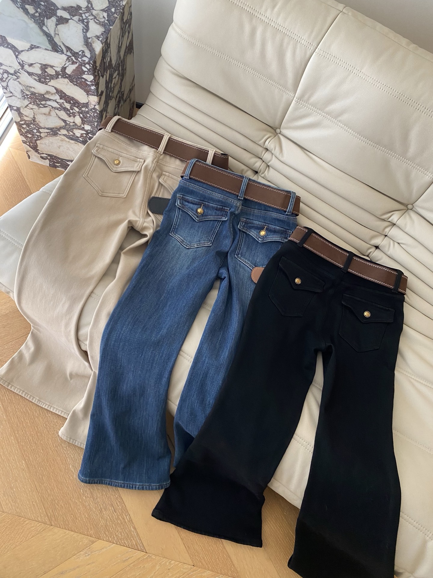 25。F秋冬 复古辣妹加绒微喇牛仔裤 采用高织高密棉内里加绒保暖 整体微喇裤型提臀显瘦不用费心搭配的万能