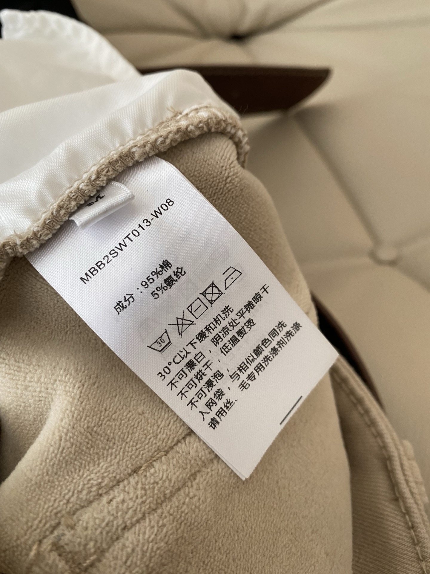 25。F秋冬 复古辣妹加绒微喇牛仔裤 采用高织高密棉内里加绒保暖 整体微喇裤型提臀显瘦不用费心搭配的万能