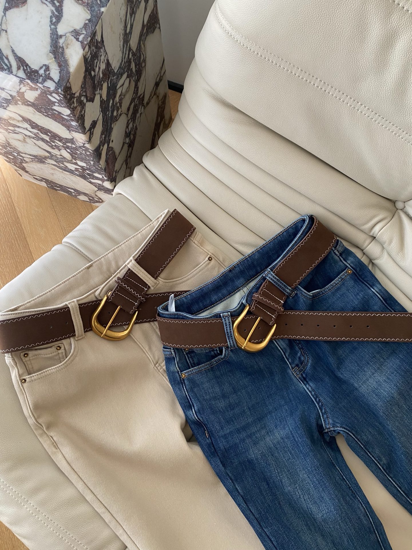 25。F秋冬 复古辣妹加绒微喇牛仔裤 采用高织高密棉内里加绒保暖 整体微喇裤型提臀显瘦不用费心搭配的万能